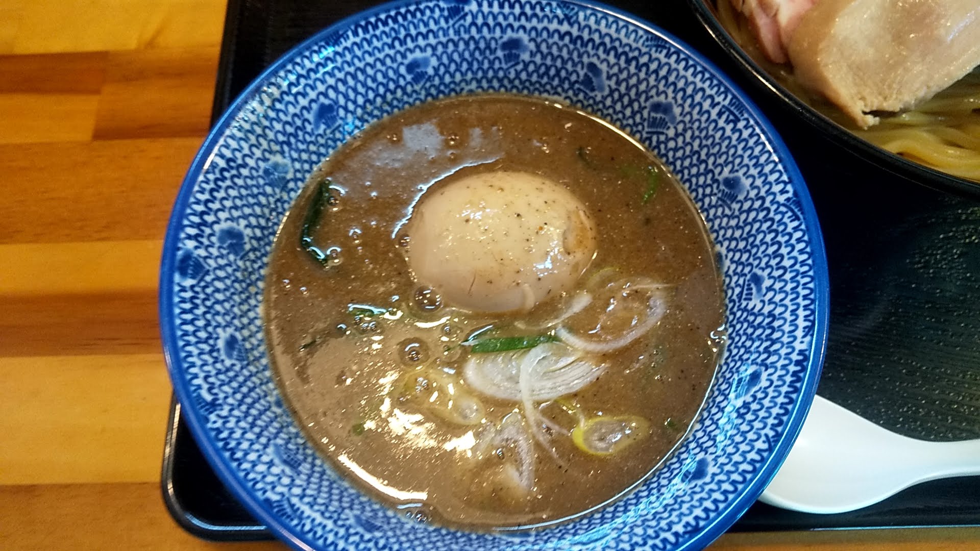 中川會頂の魚介豚骨つけ麺特製トッピングのつけ汁