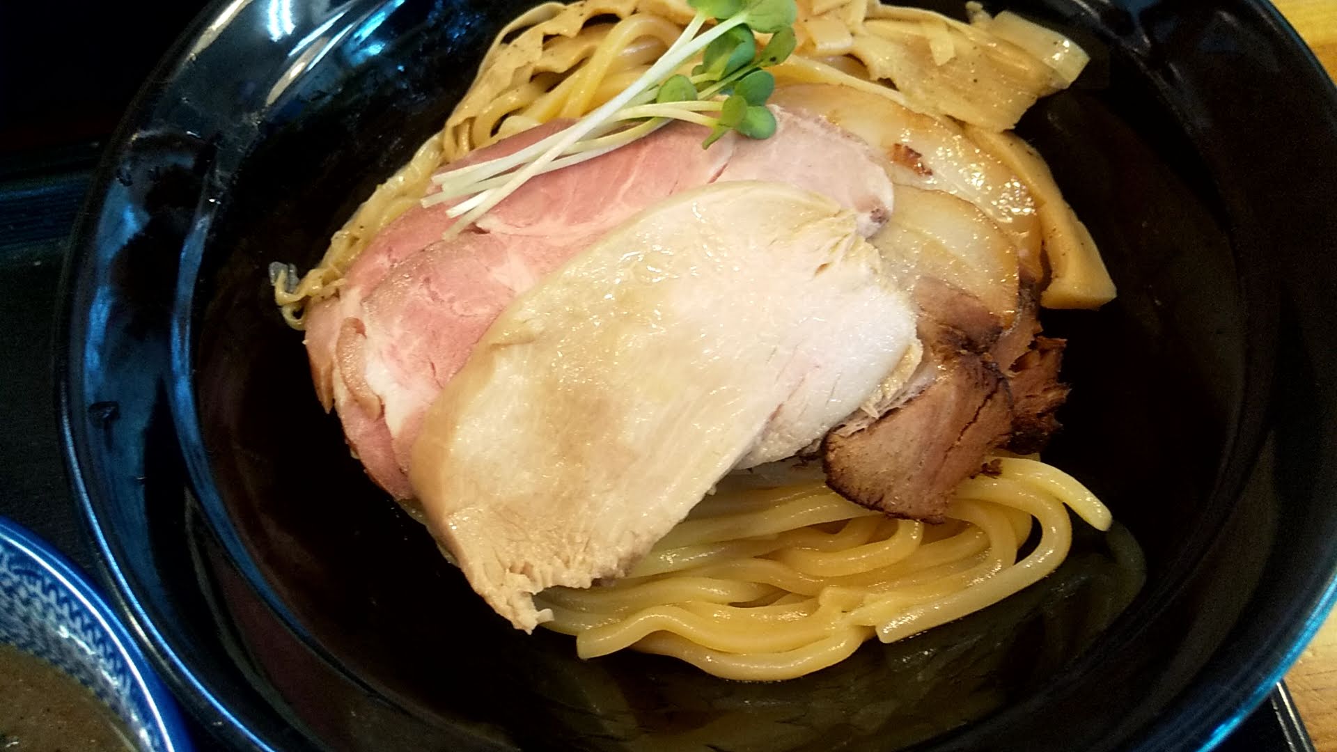 中川會頂の魚介豚骨つけ麺特製トッピングの麺皿