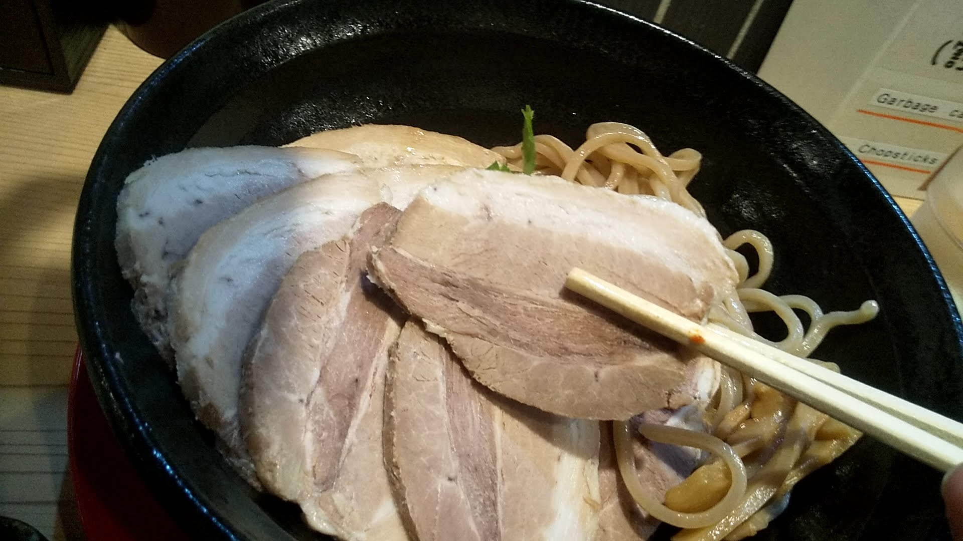 若武者浅草店の福島鶏白湯の肉つけそばのチャーシューリフト