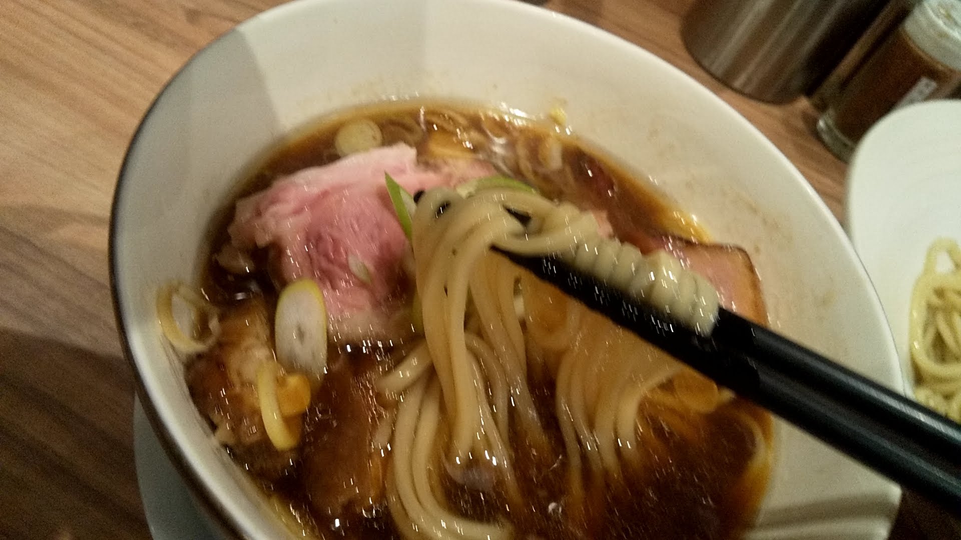 ほん田秋葉原店の特製醤油つけの麺リフト