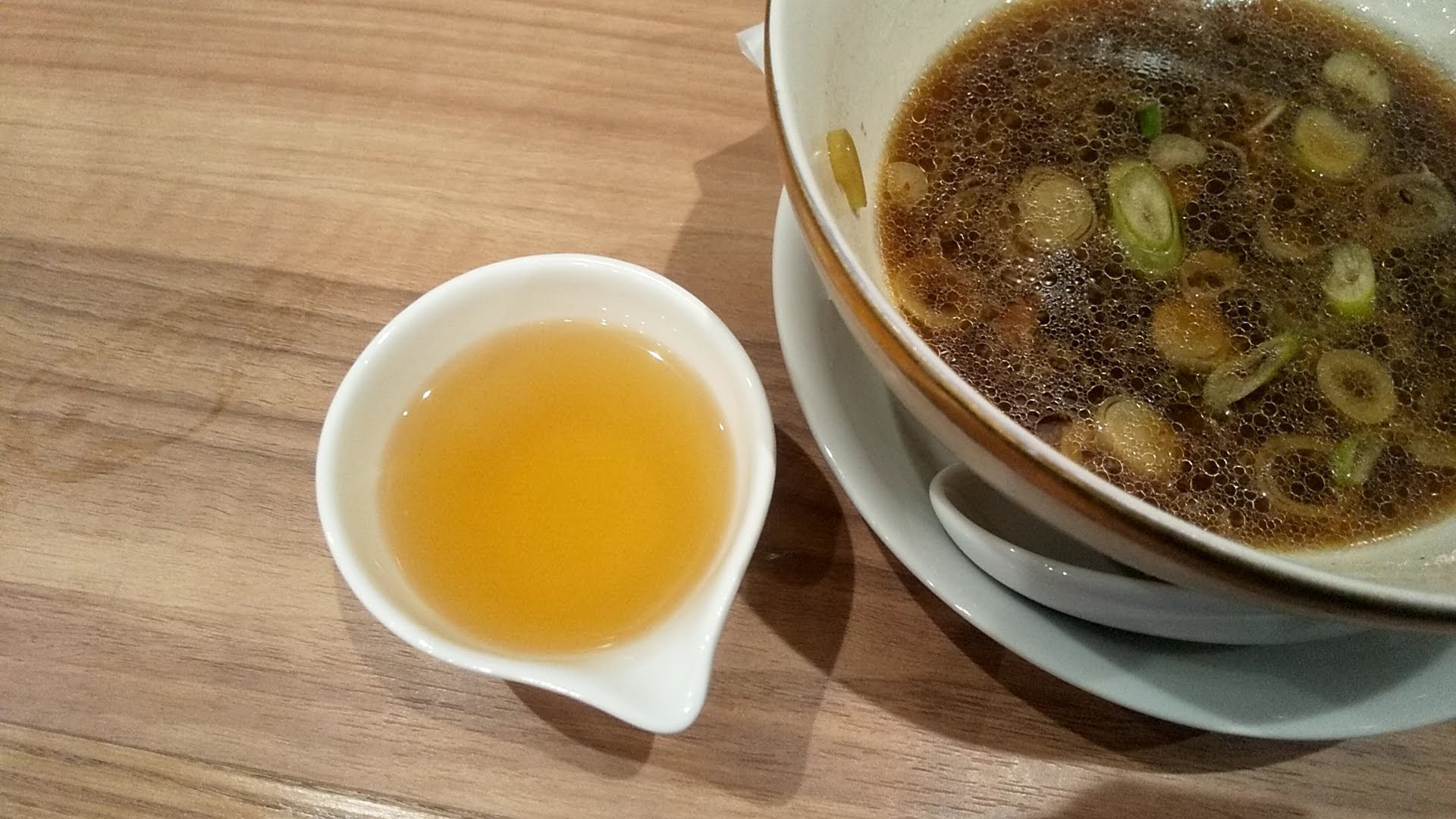ほん田秋葉原店の特製醤油つけの割りスープ