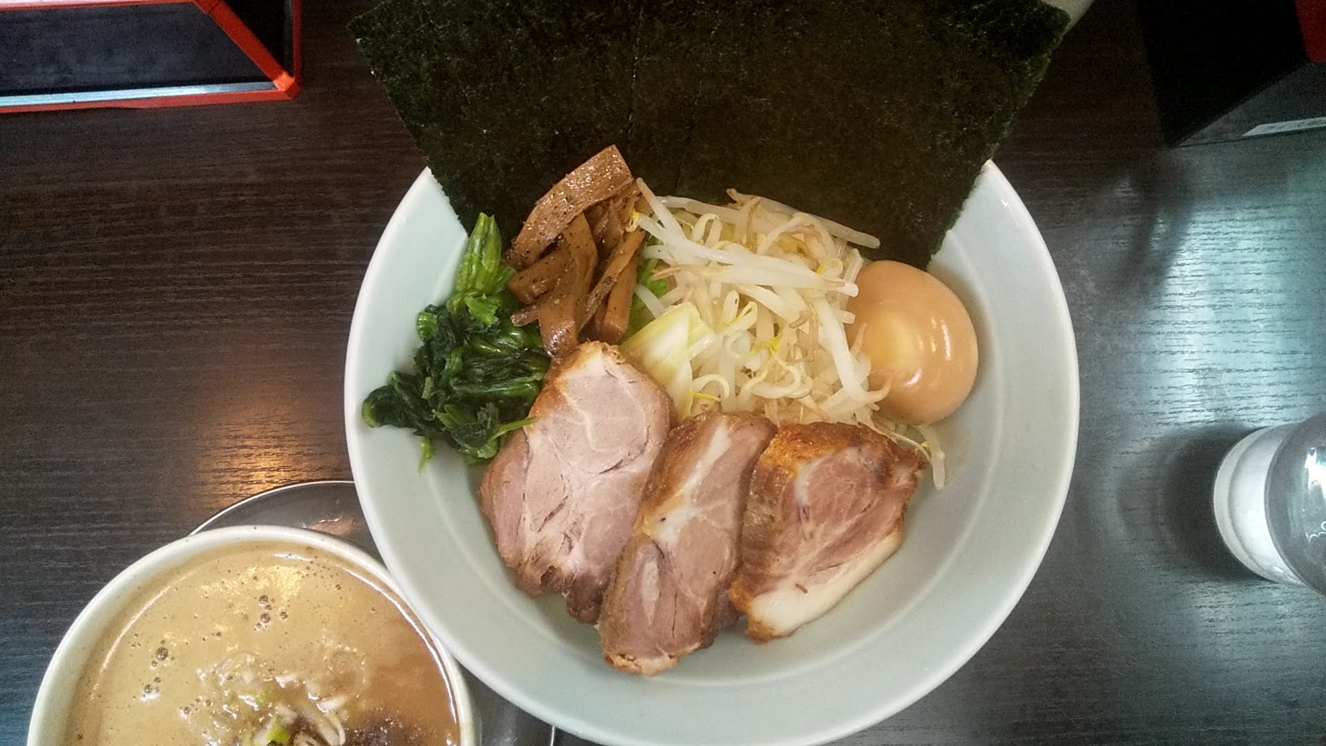 吉田屋の全乗せつけ麺の麺皿