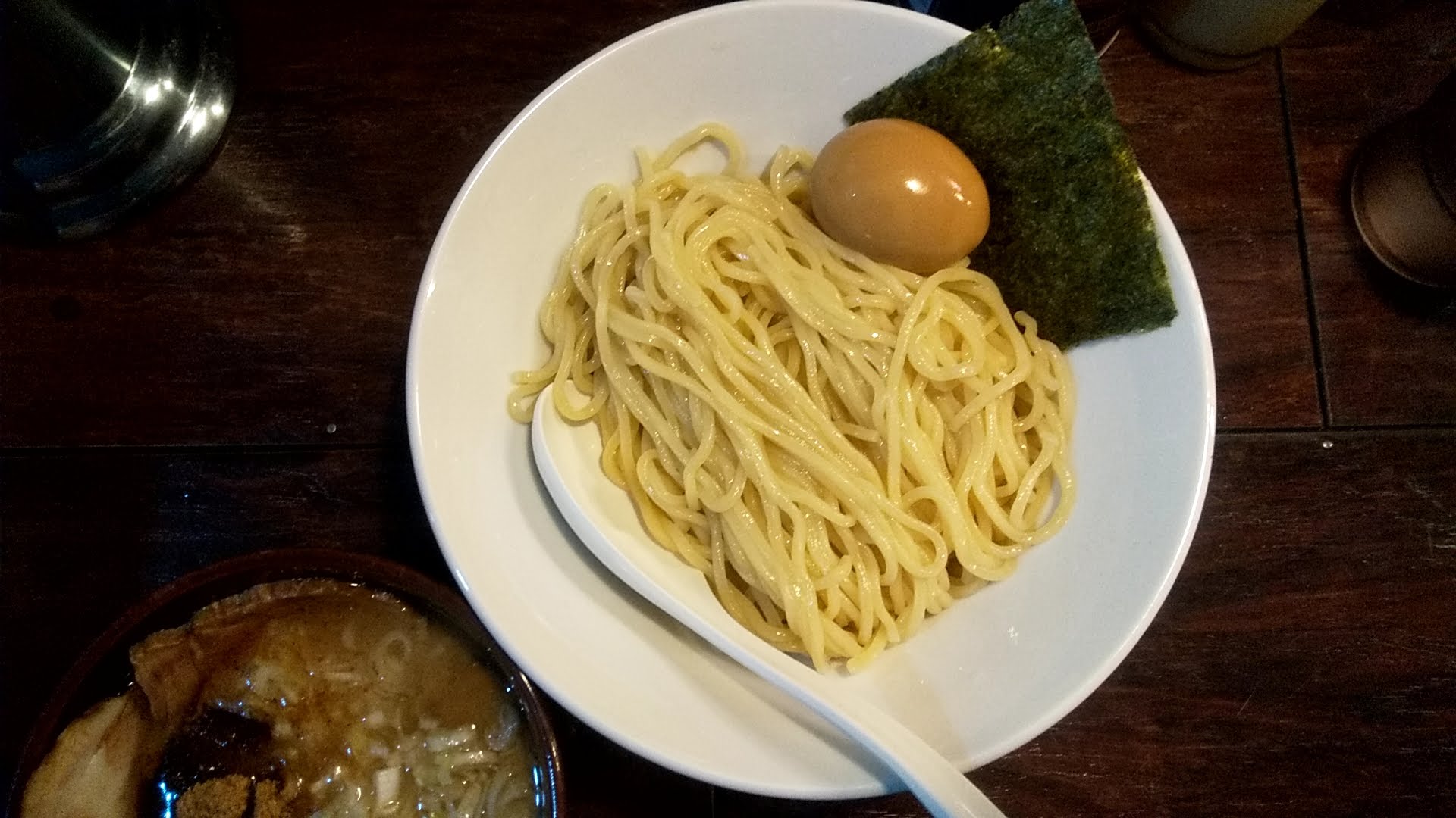 麺屋大斗大門店の特製チャーシュー味玉もりそばの麺皿
