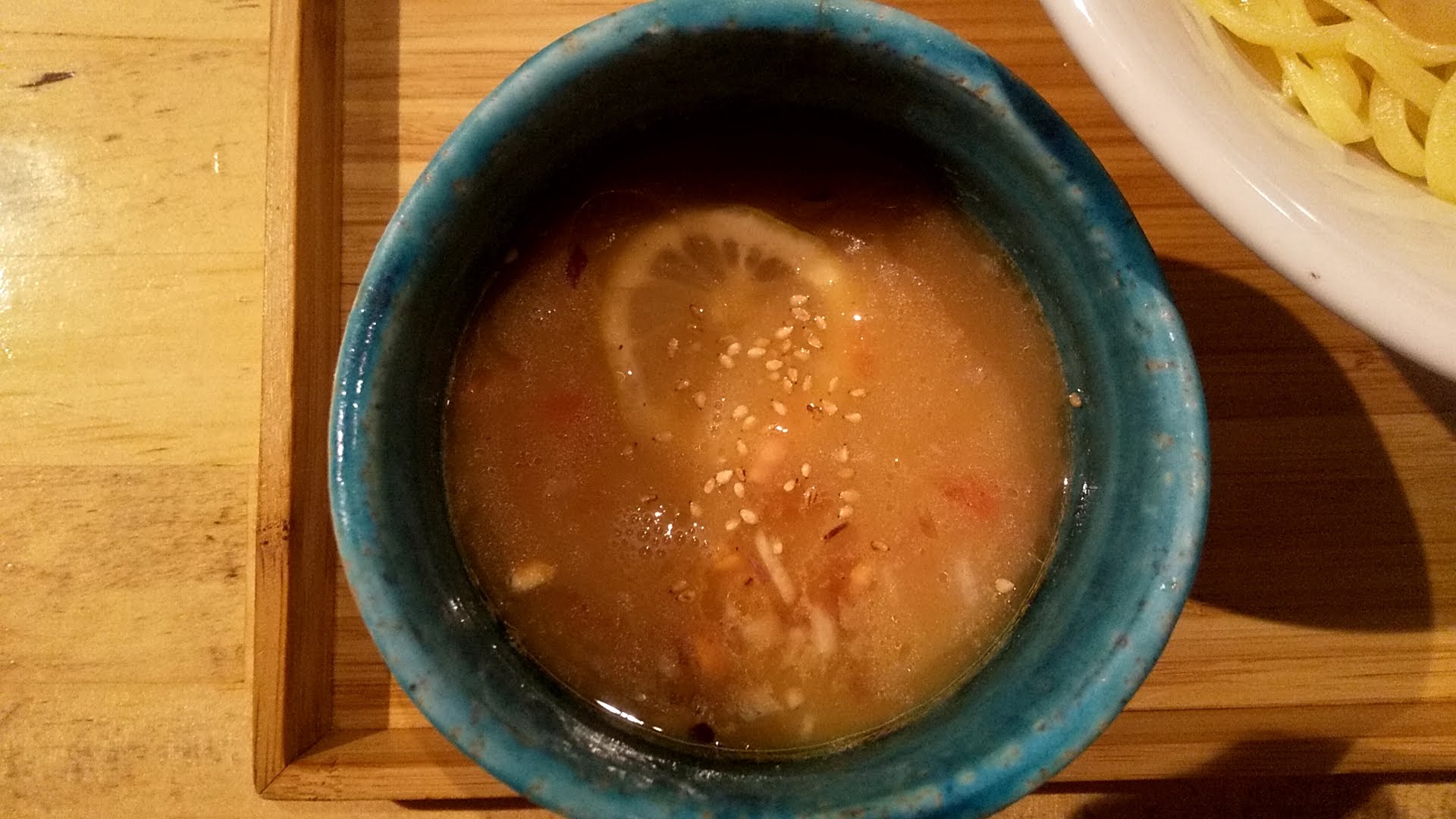 まちかどの真鯛つけ麺のつけ汁の写真