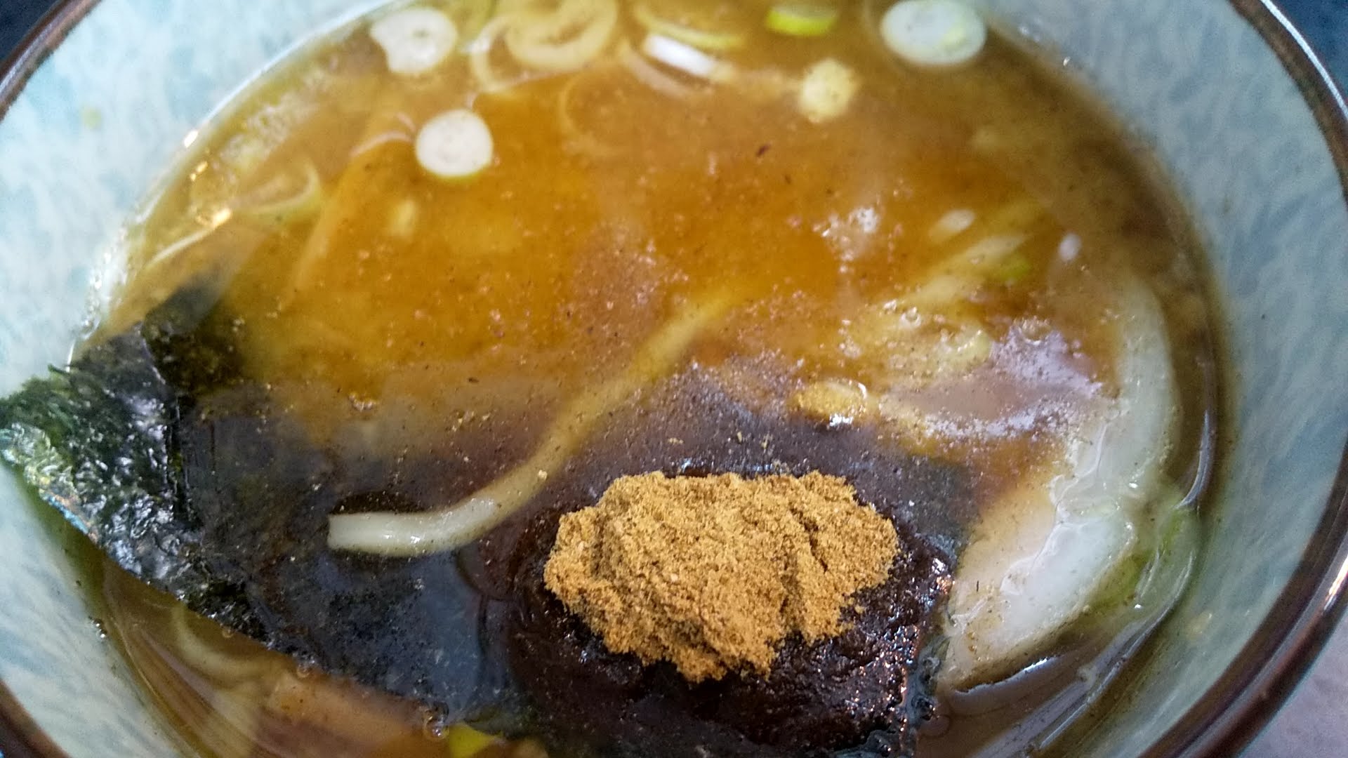 ハッスルラーメンホンマ亀戸店のもりつけ麺のスープのアップの写真