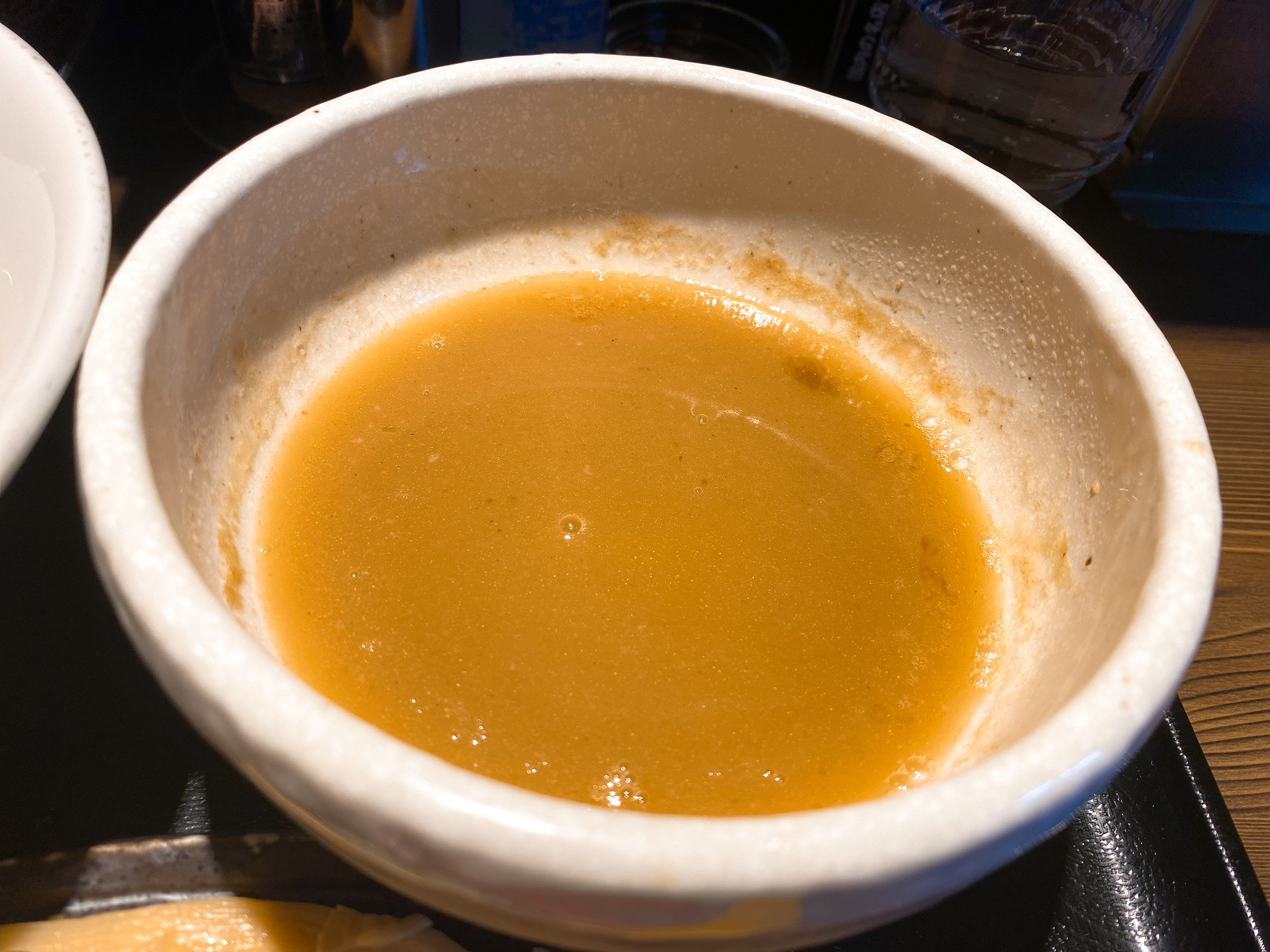 麺屋yoshikiの特製鴨出汁つけそばのつけ汁の写真