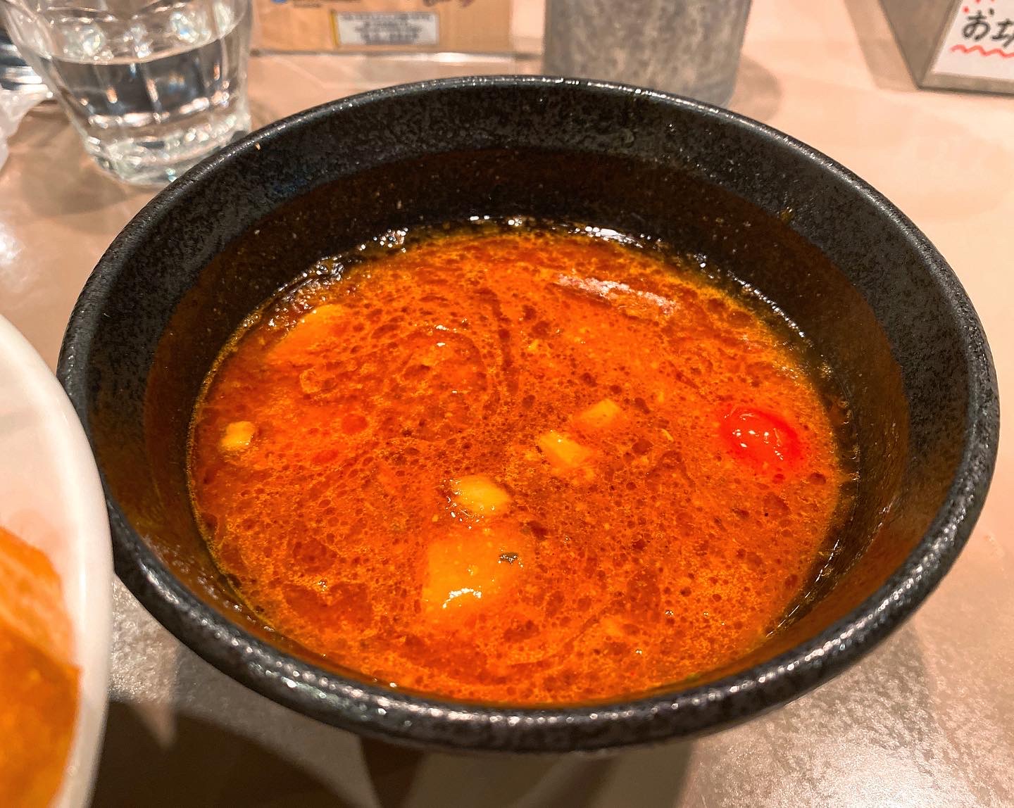 五ノ神製作所の海老トマトつけ麺のスープの写真