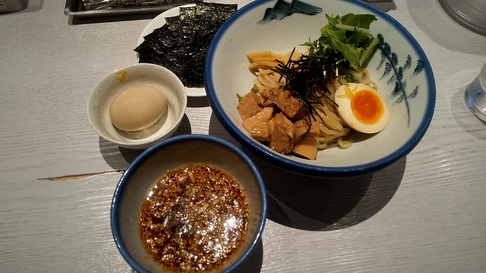 AFURI六本木ヒルズ店のつけ麺と味玉・海苔