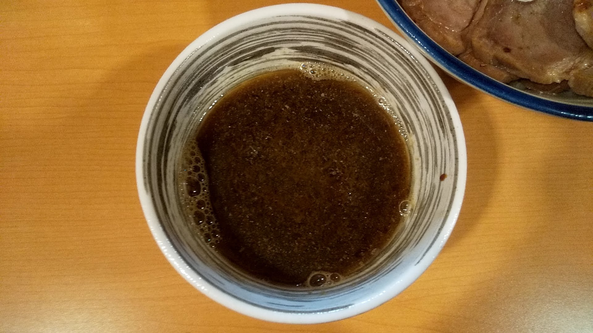麺処富士松の特製つけ麺+チャーシュー２枚トッピングのつけ汁の写真