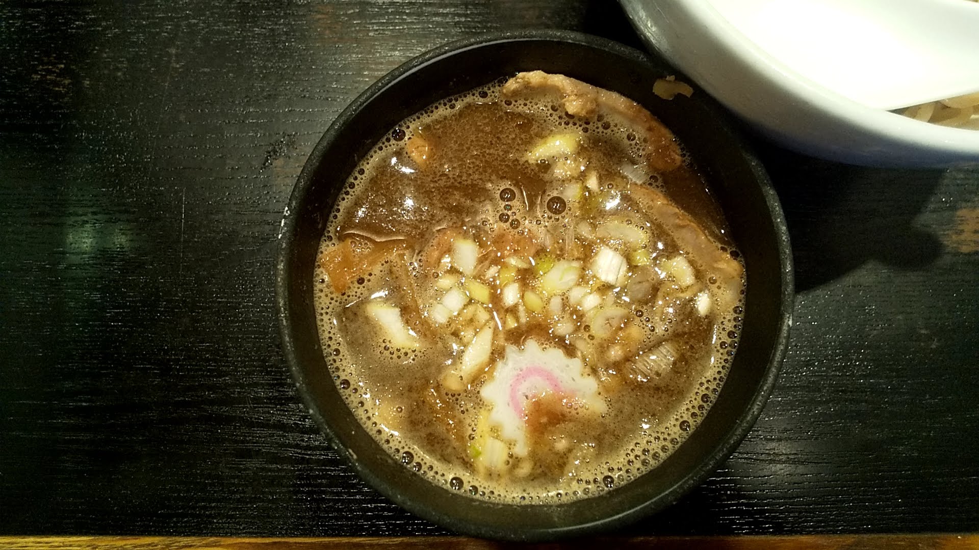 きみはん五反田店の梅薫煮干しつけ麺のつけ汁の写真