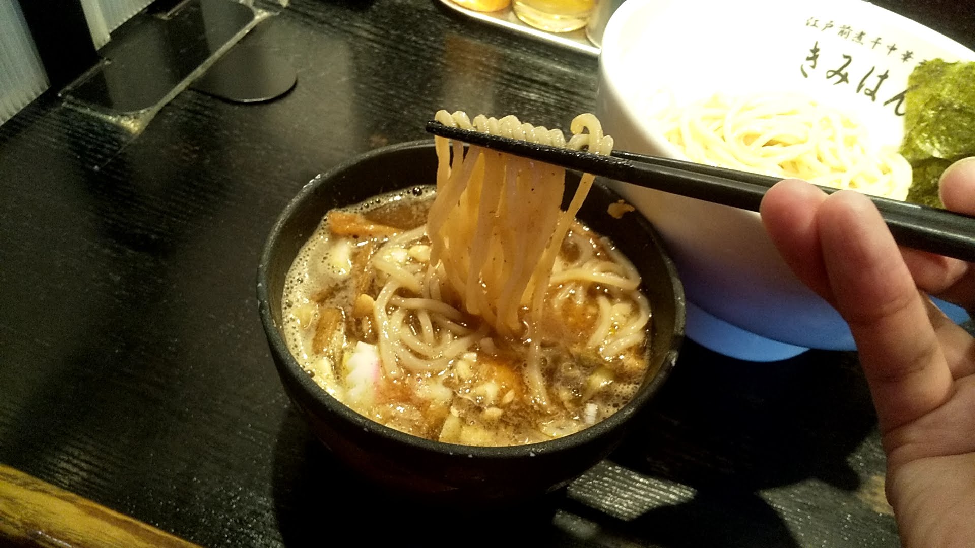 きみはん五反田店の梅薫煮干しつけ麺の麺リフト写真