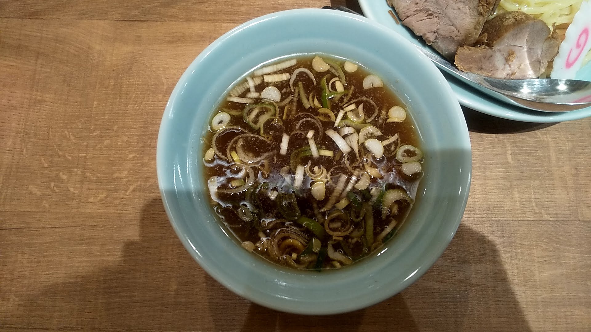 NoodleStandTokyoのTOKYO肉もり中華のつけ汁の写真