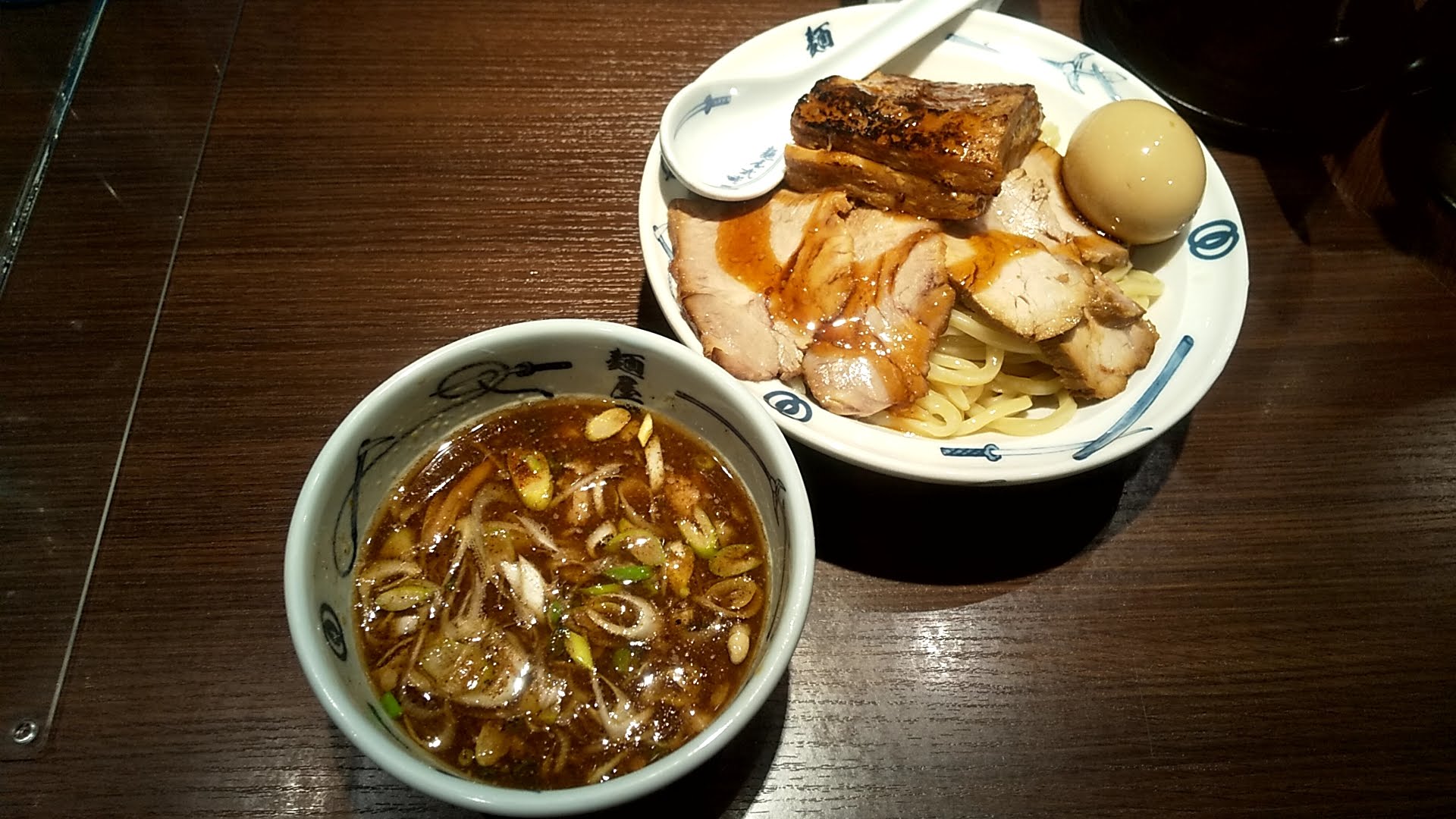 麺屋武蔵の味玉チャーシューつけ麺の写真