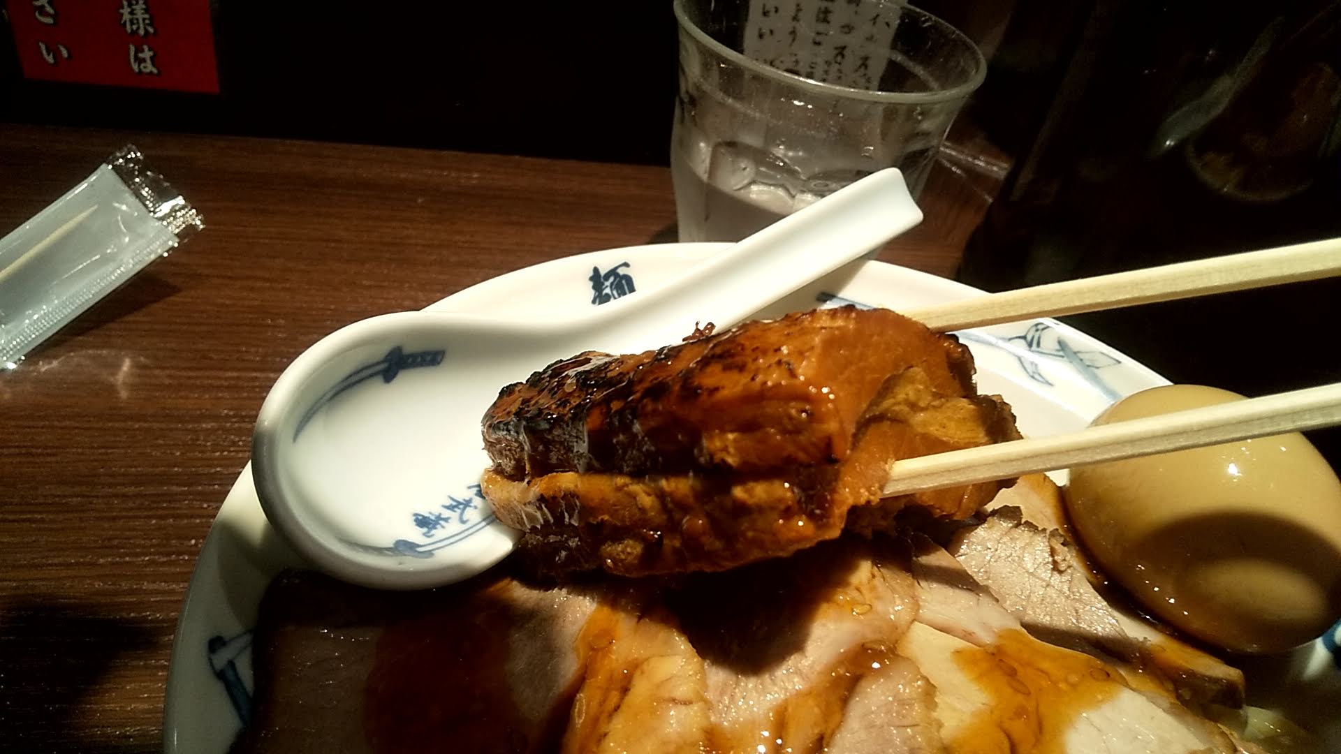 麺屋武蔵の味玉チャーシューつけ麺のチャーシューの写真