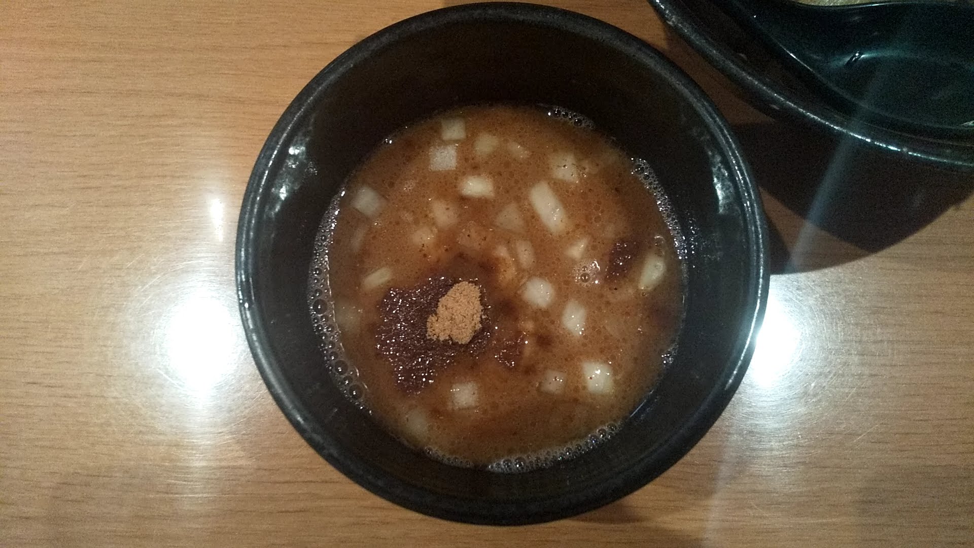 炙りの特製つけ麺のつけ汁の写真
