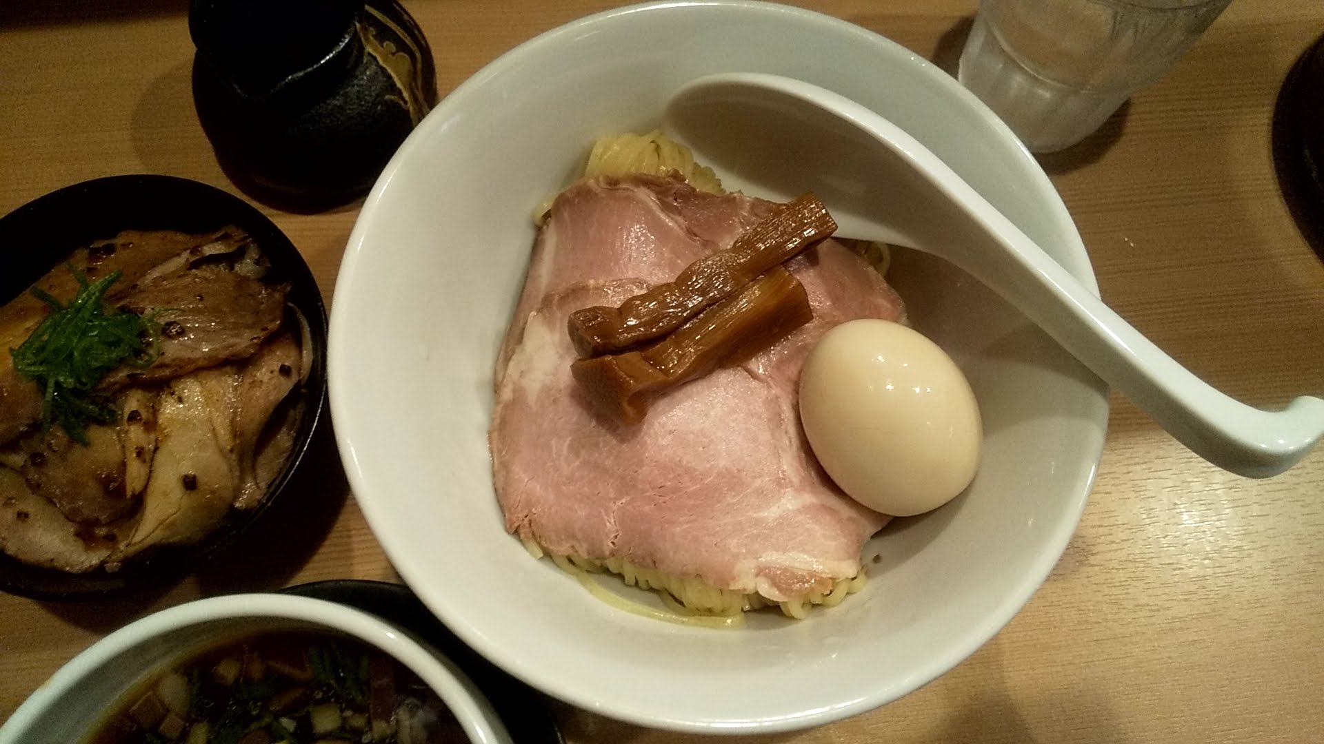 麺亭しま田の特製つけ麺の麺皿写真