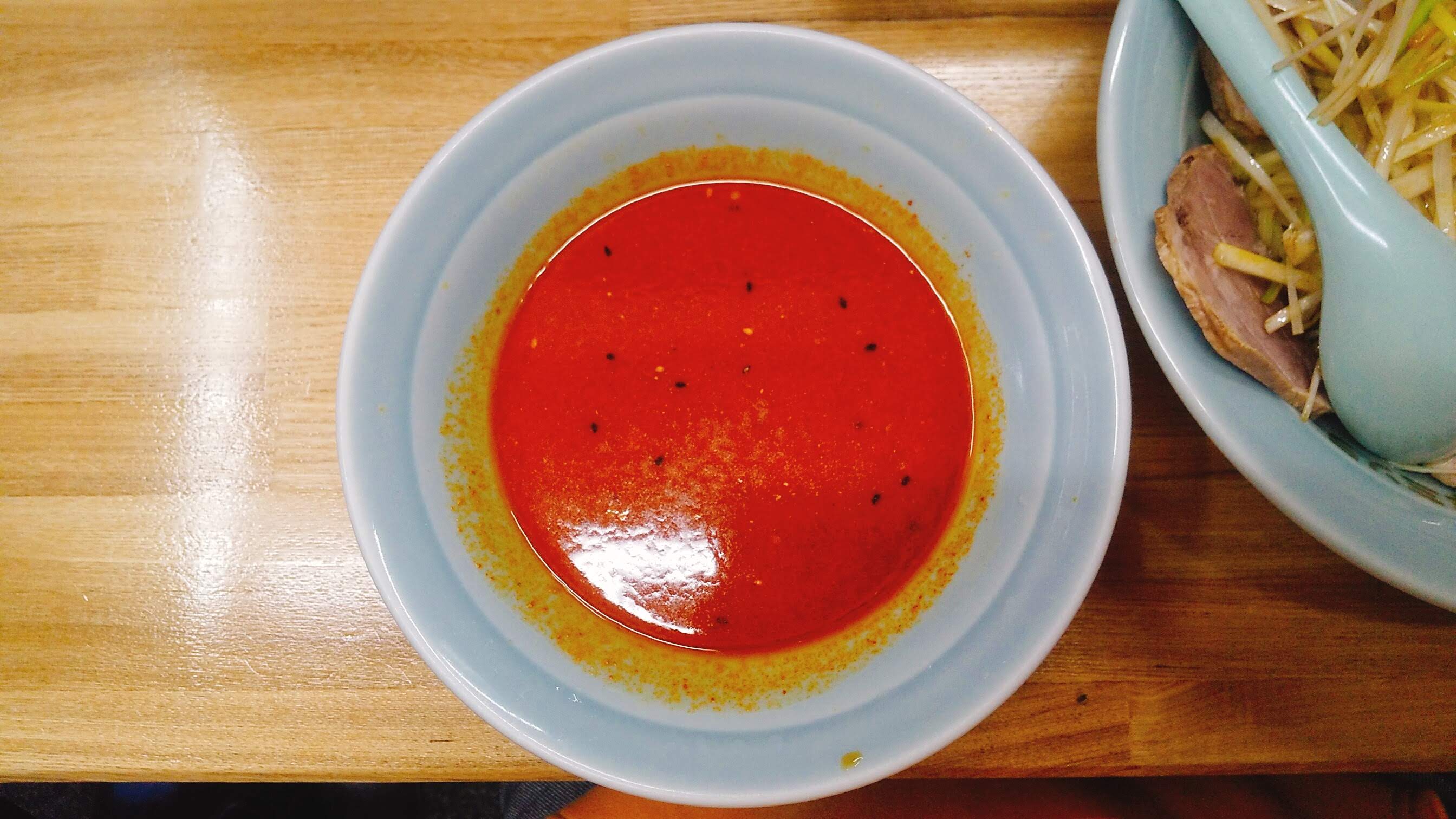ラーメンショップ堀切の地獄ネギチャーシューつけ麺のつけ汁の写真
