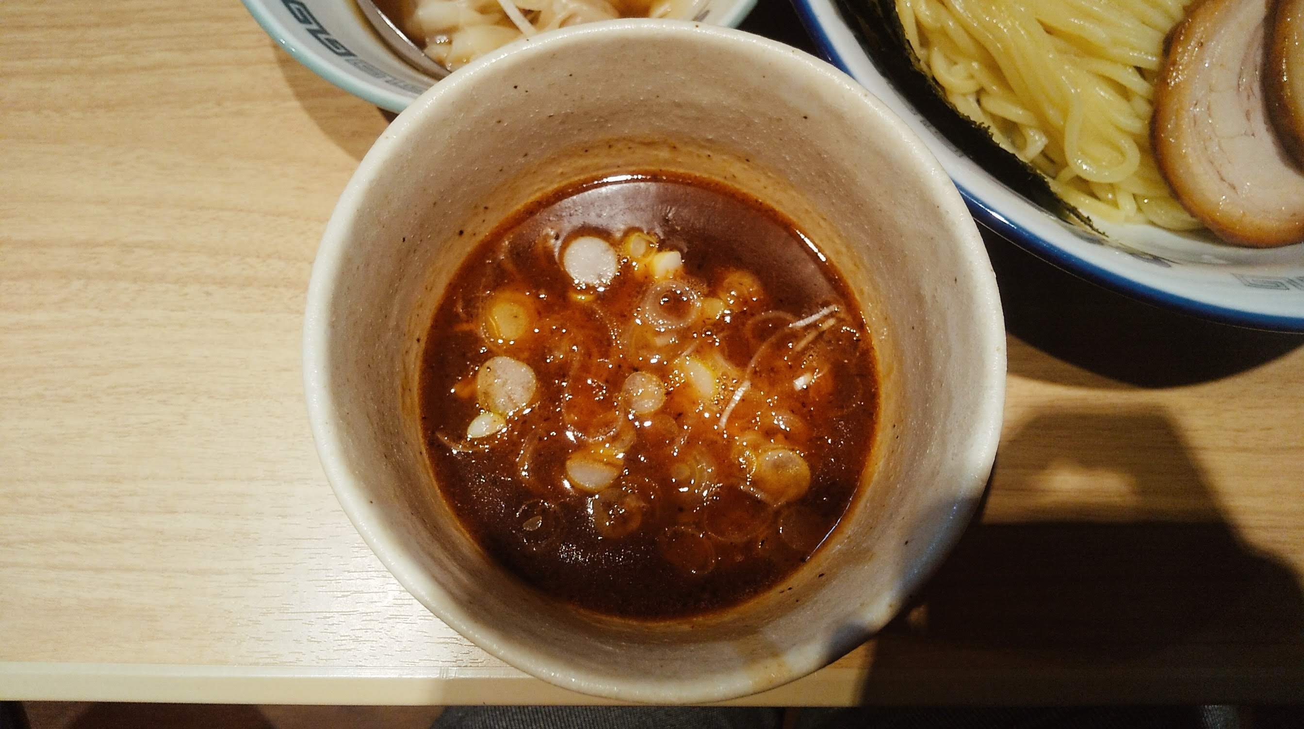 タナカタロウのチャーシューワンタンつけ麺のつけ汁の写真