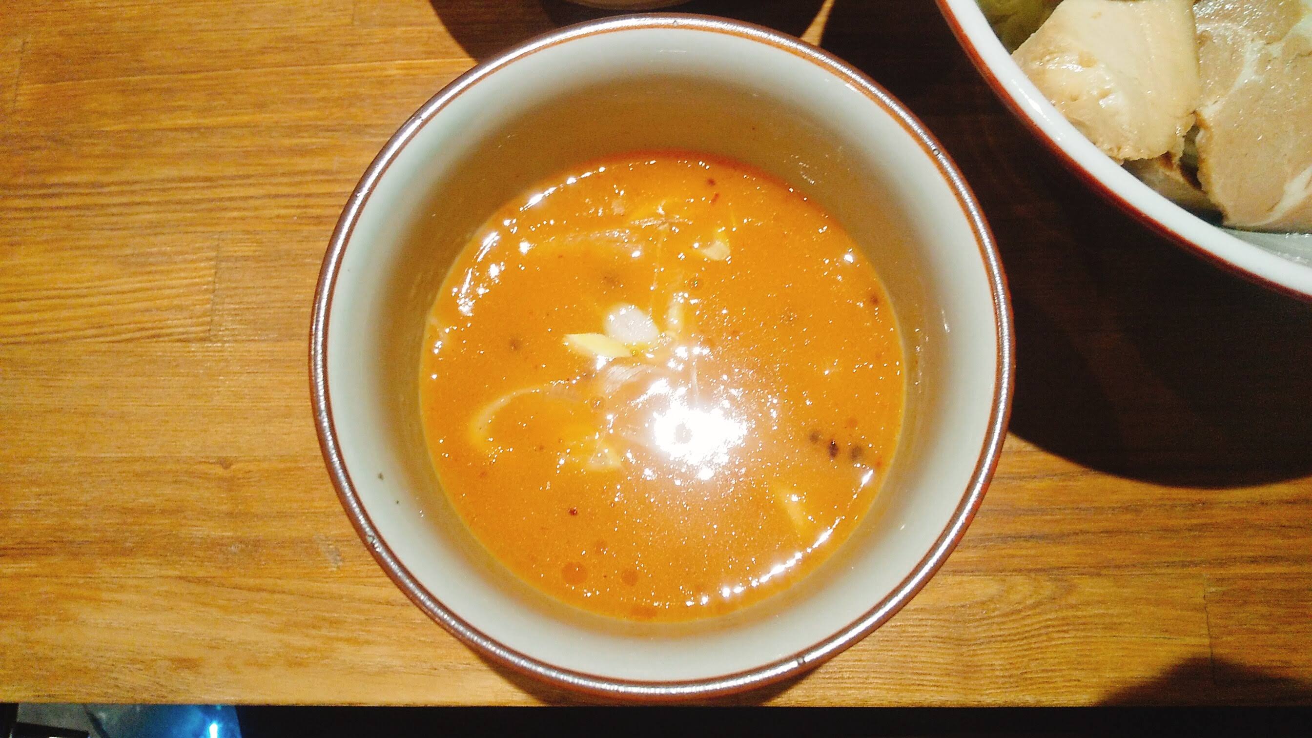 饗膳麺昌㐂の芳醇魚介鶏白湯特製つけ麺のつけ汁の写真