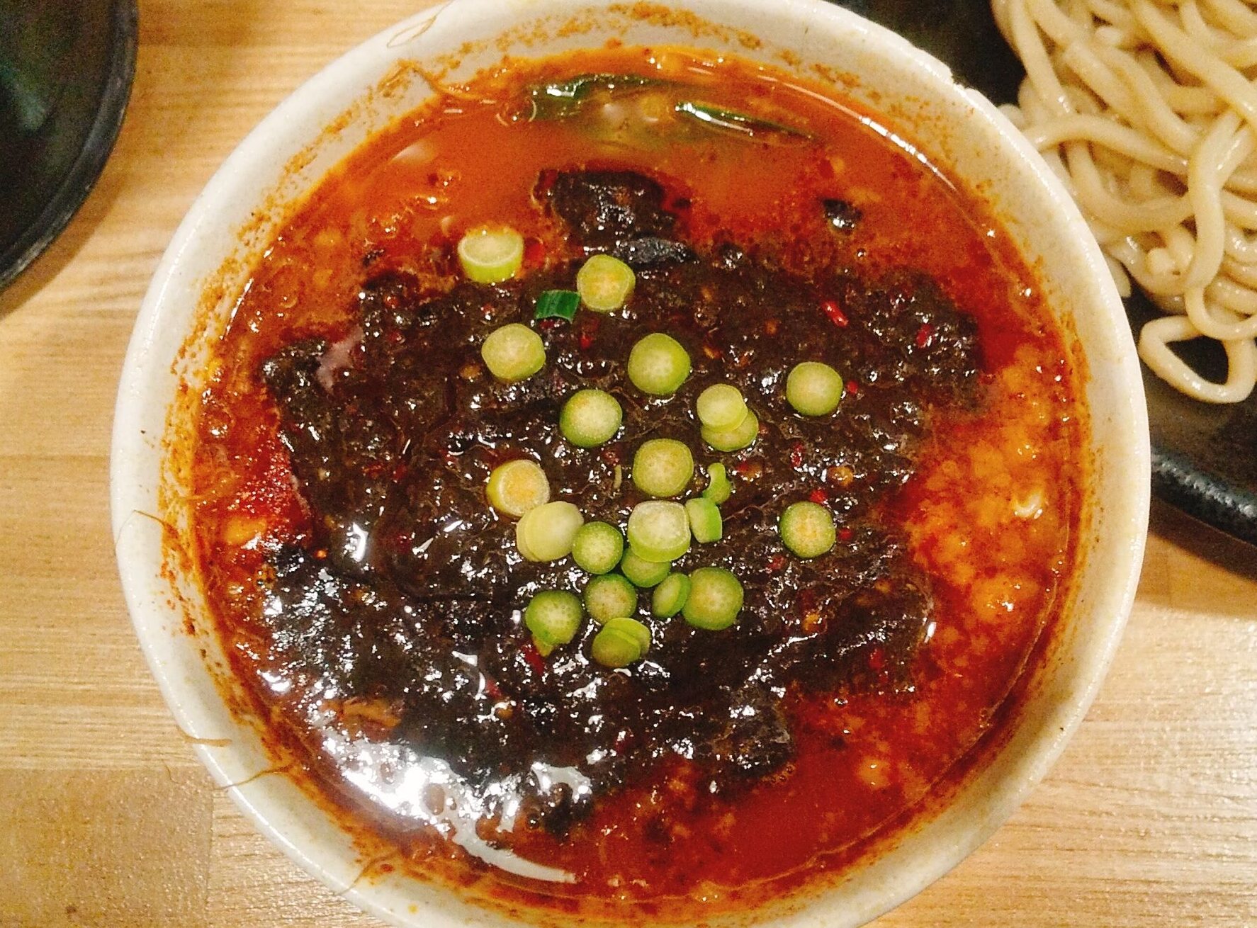 まっちゃんラーメン麺や一筋のチャーシュー味玉ブラックつけ麺のつけ汁の写真
