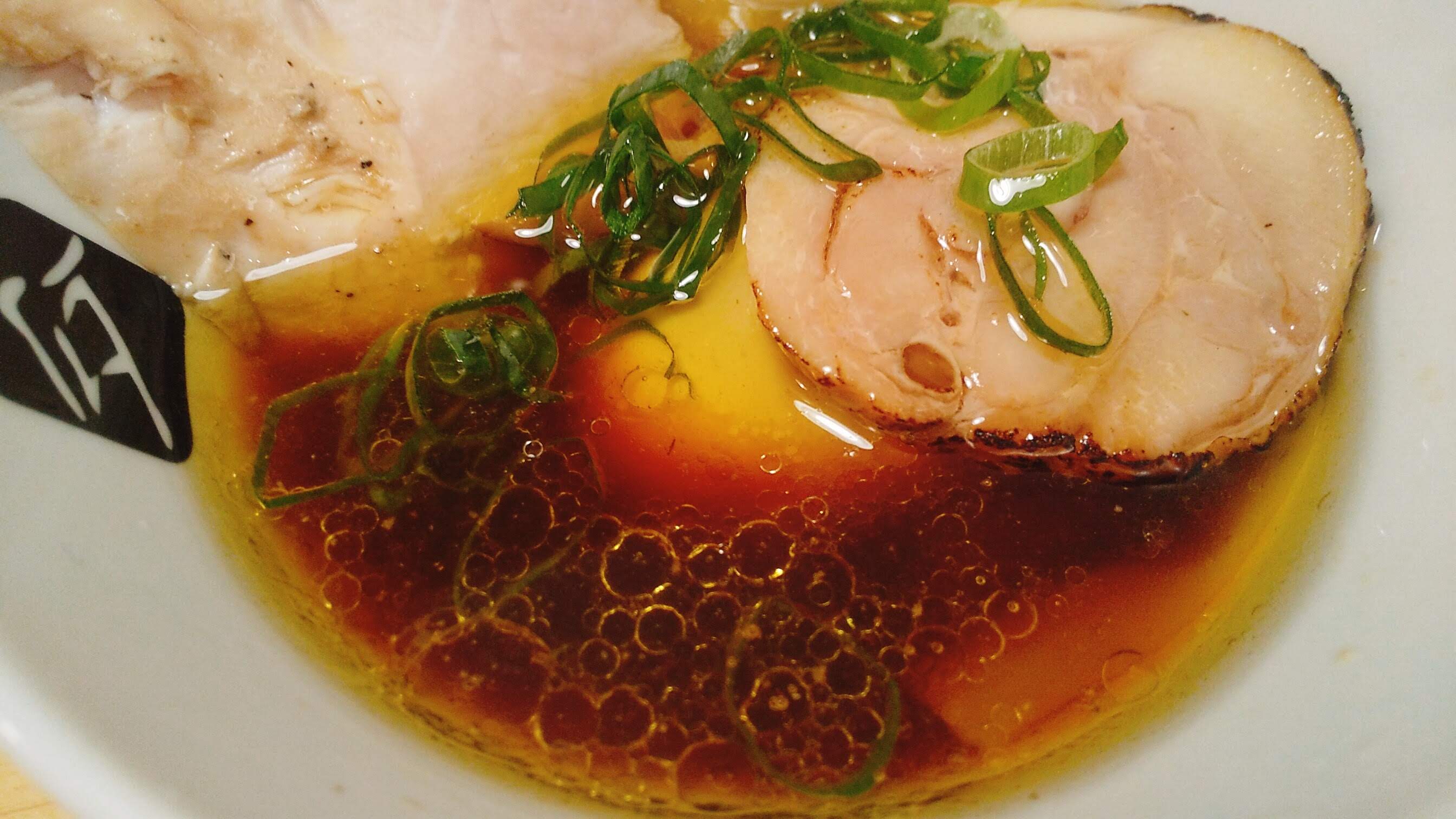 中華そば髙野の特製鶏つけ麺のつけ汁アップの写真