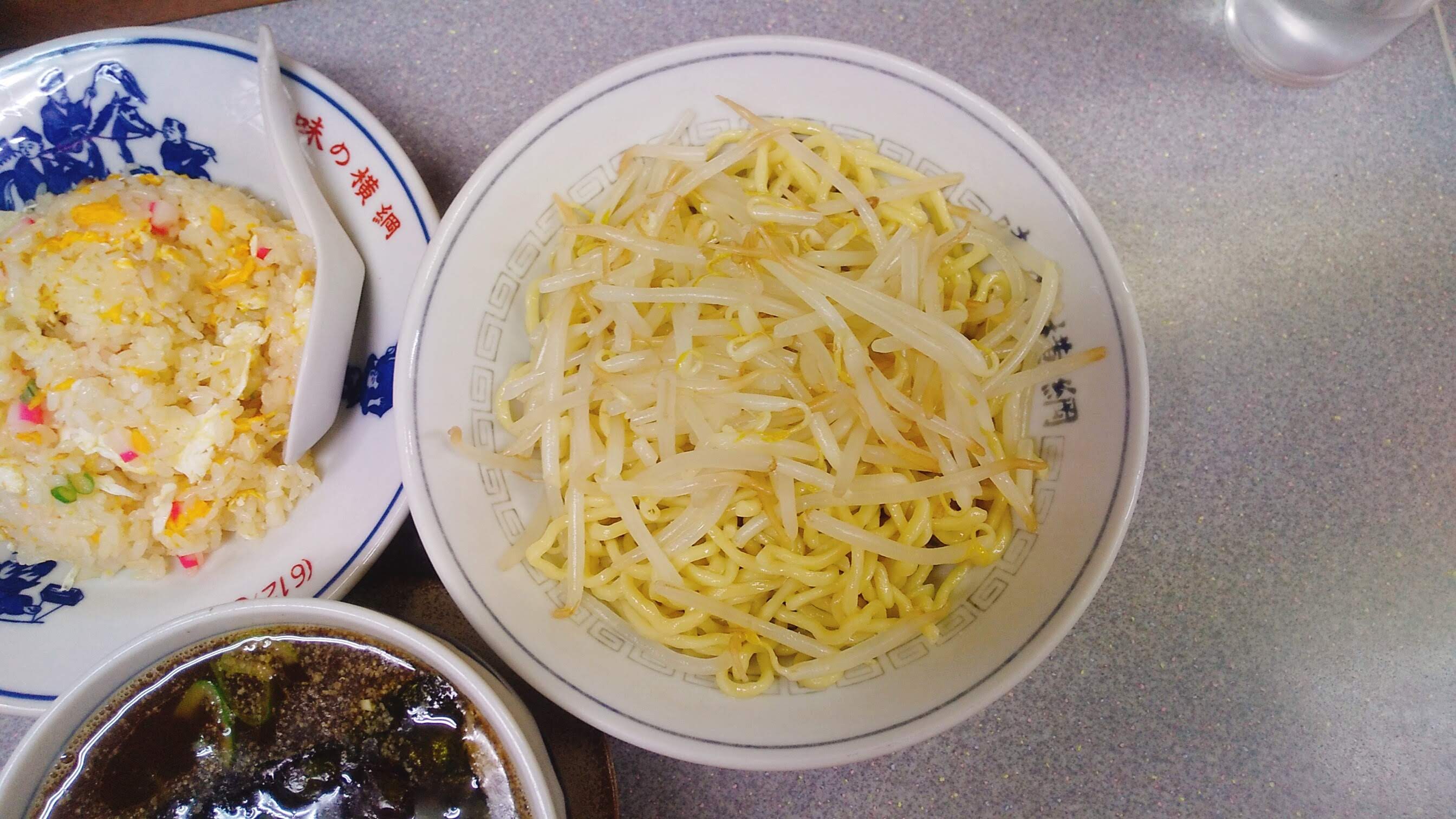 味の横綱のつけ麺の麺皿の写真