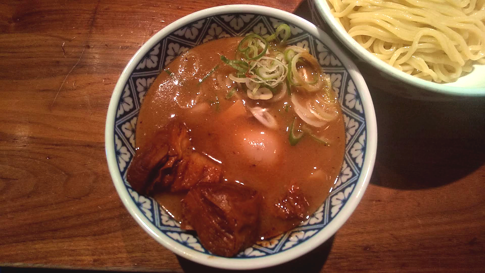 つじ田新橋店の二代目特製つけ麺のつけ汁の写真