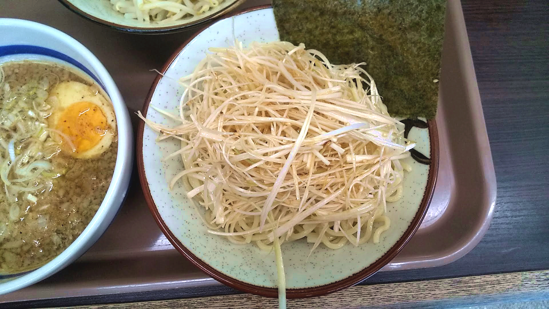 金町角ふじのつけ麺の麺皿の写真
