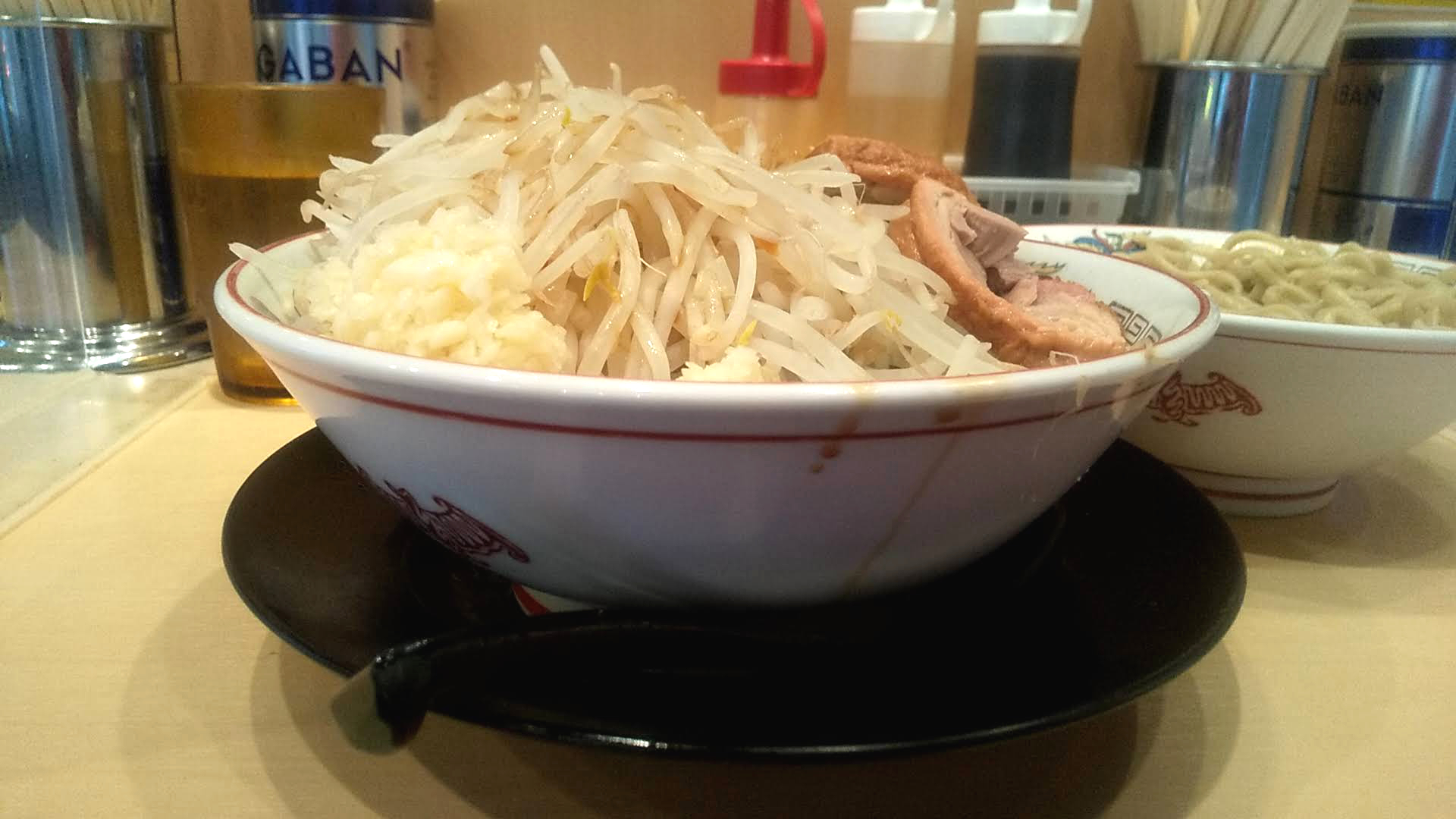 ラーメン豚山のつけ麺（小）のつけ汁の富士山盛りの写真