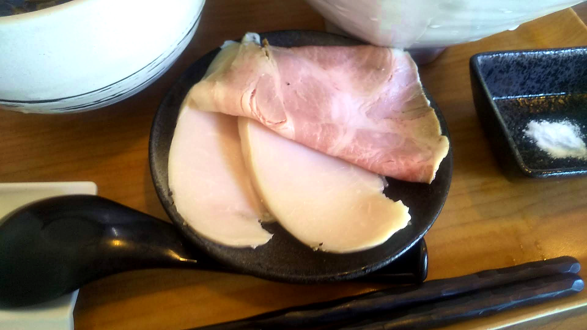 ラーメン健やかの特製つけ麺のチャーシュー皿の写真