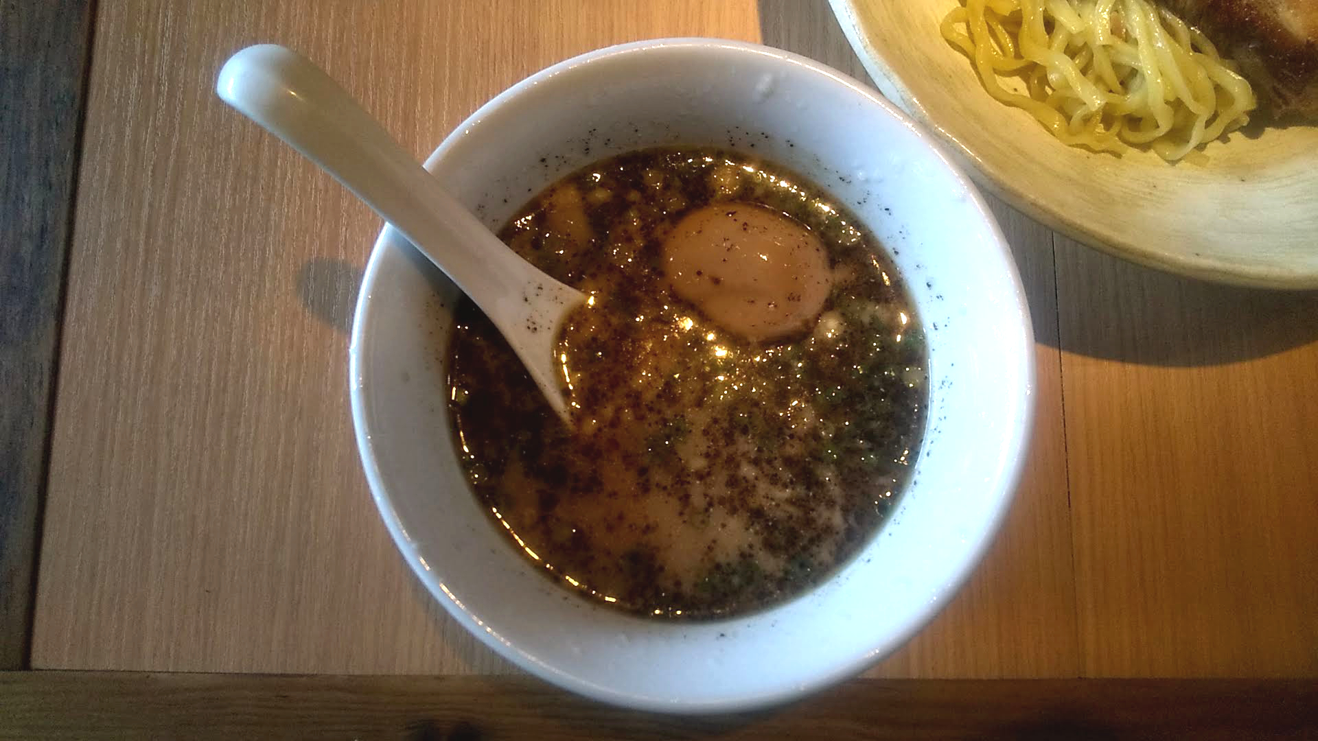 まるめん堂のつけ麺（黒胡椒ラー油）のつけ汁の写真