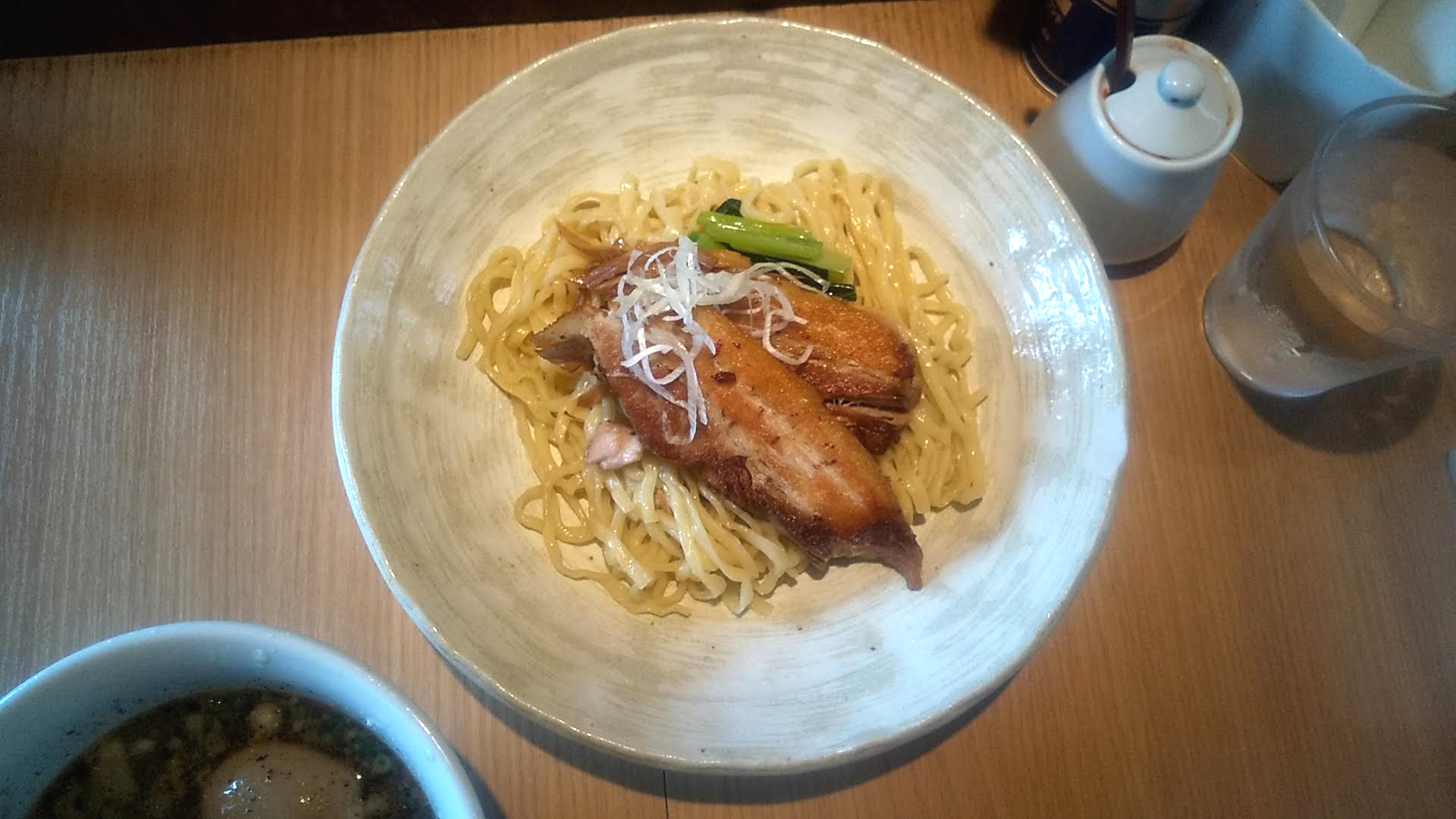 まるめん堂のつけ麺（黒胡椒ラー油）の麺皿の写真
