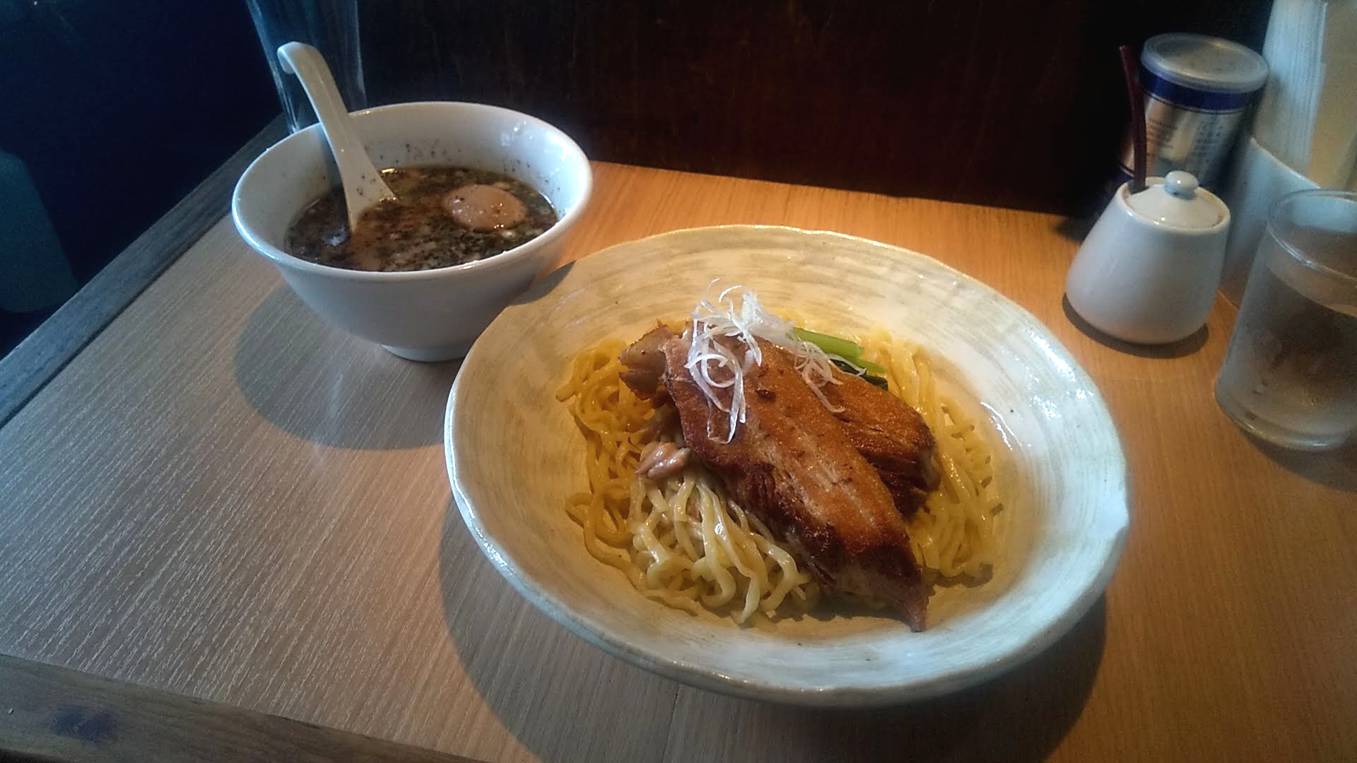 まるめん堂のつけ麺（黒胡椒ラー油）の写真