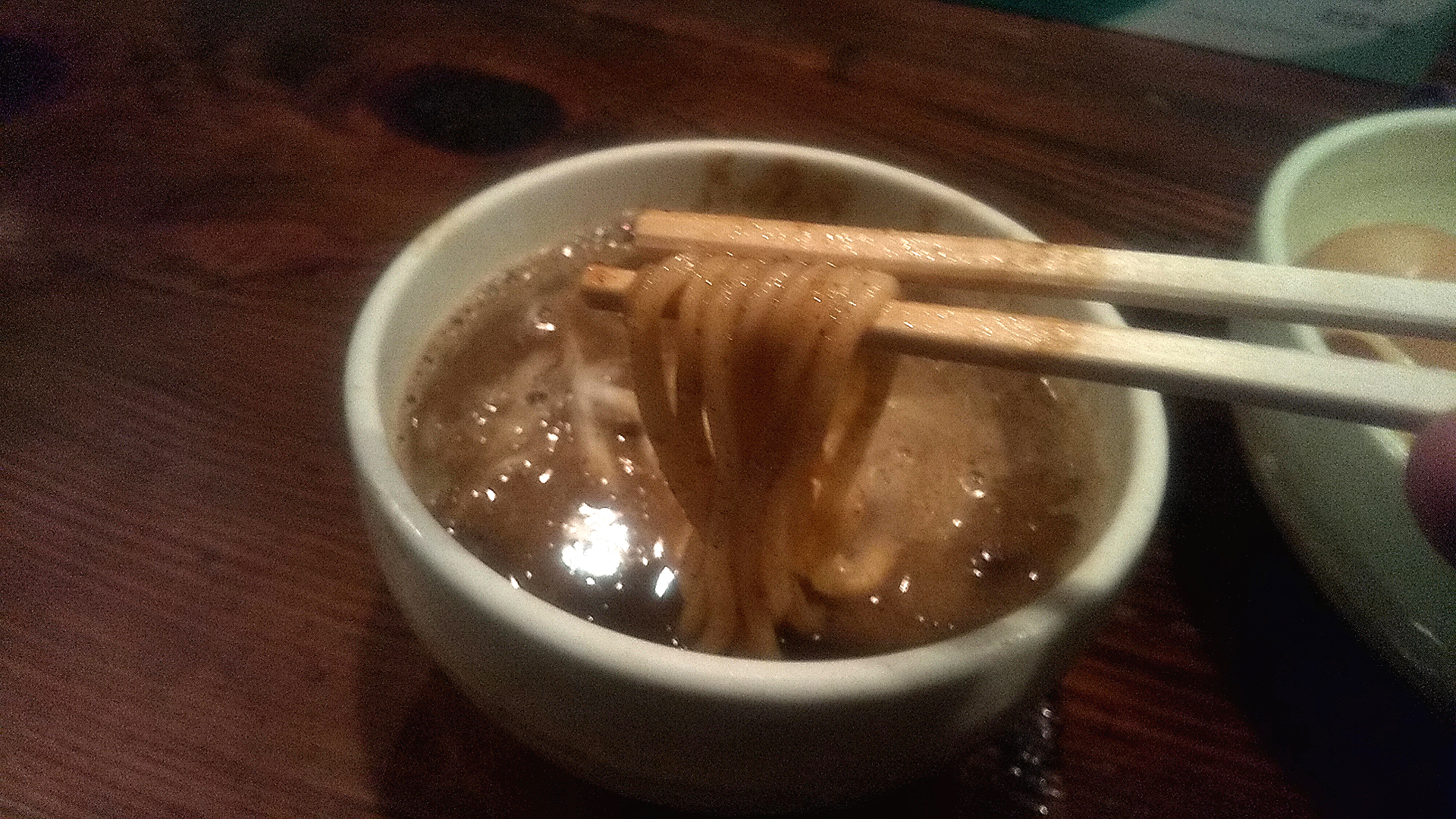櫻坂の味玉つけソバの麺リフト写真
