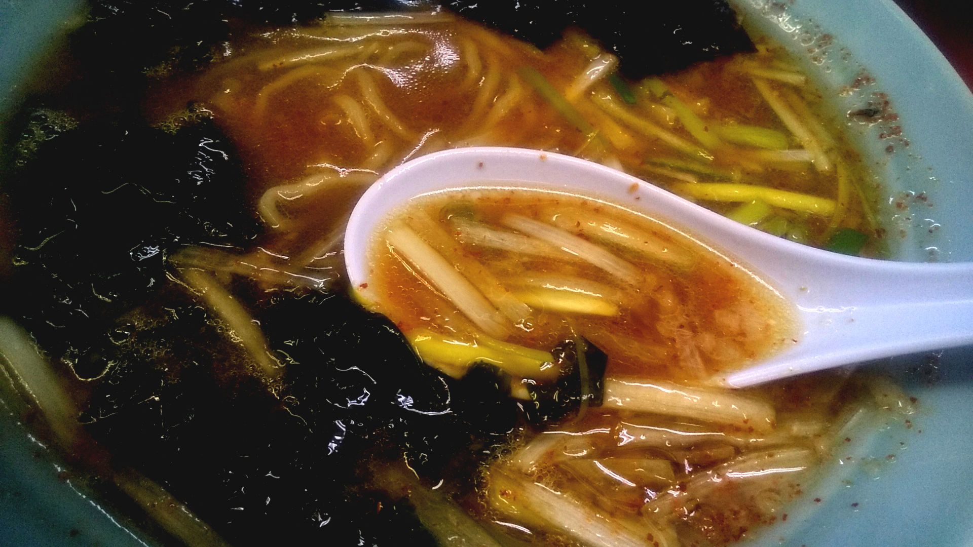 ラーメン関口のネギつけ麺のスープリフト写真