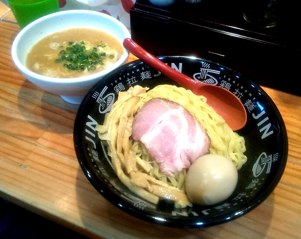 鶏拉麺JINの味玉鶏煮干つけ麺の写真