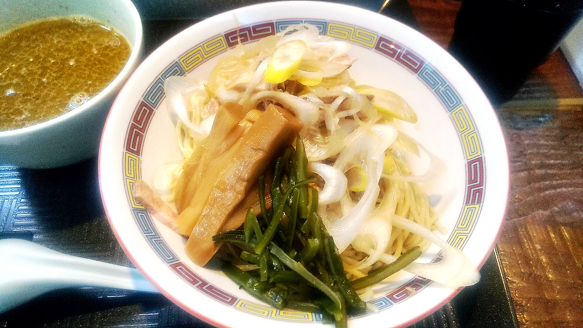 煮干鰮らーめん圓たま館店の鶏白湯煮干しつけ麺の麺皿の写真