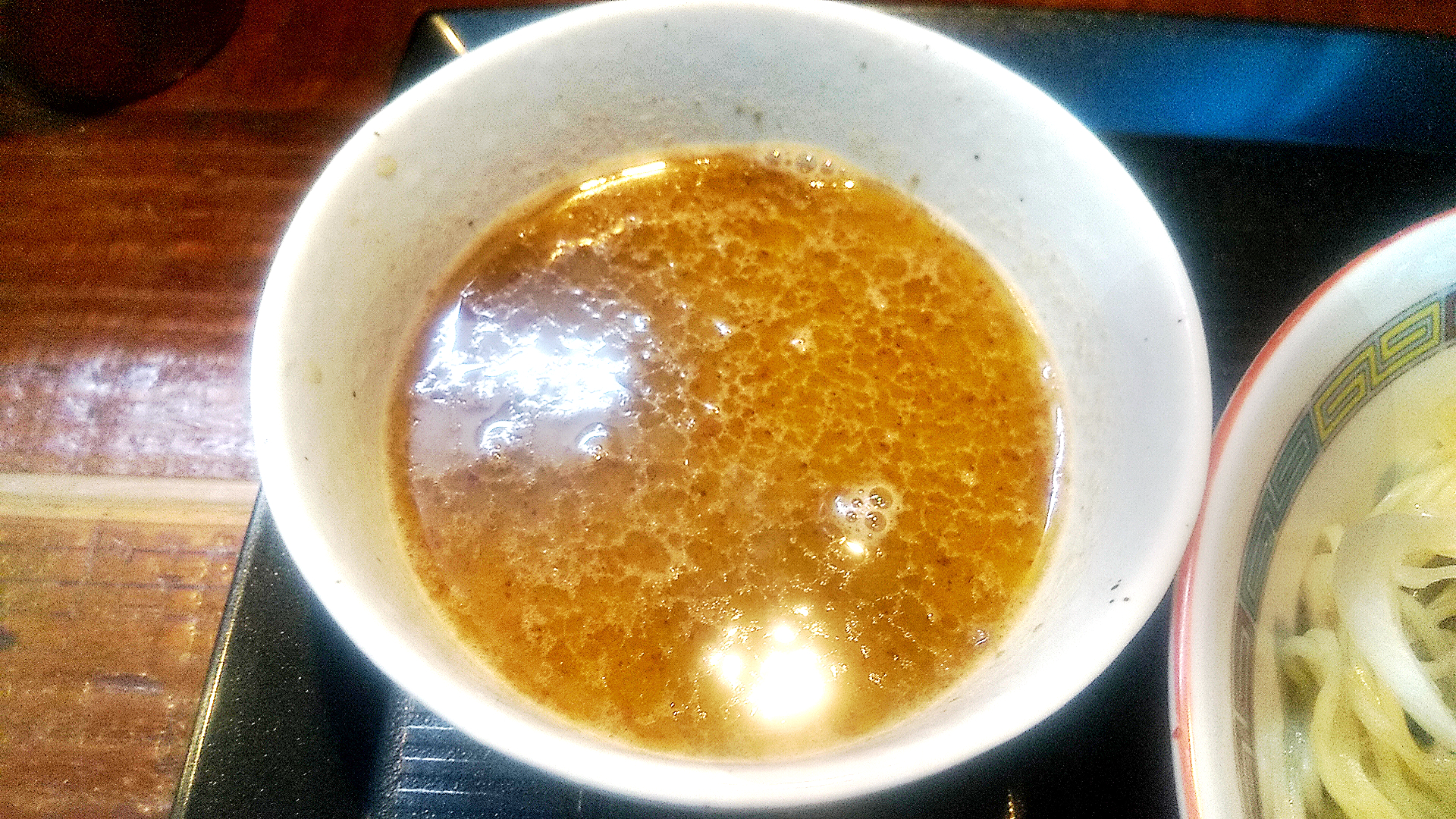 煮干鰮らーめん圓たま館店の鶏白湯煮干しつけ麺のつけ汁の写真