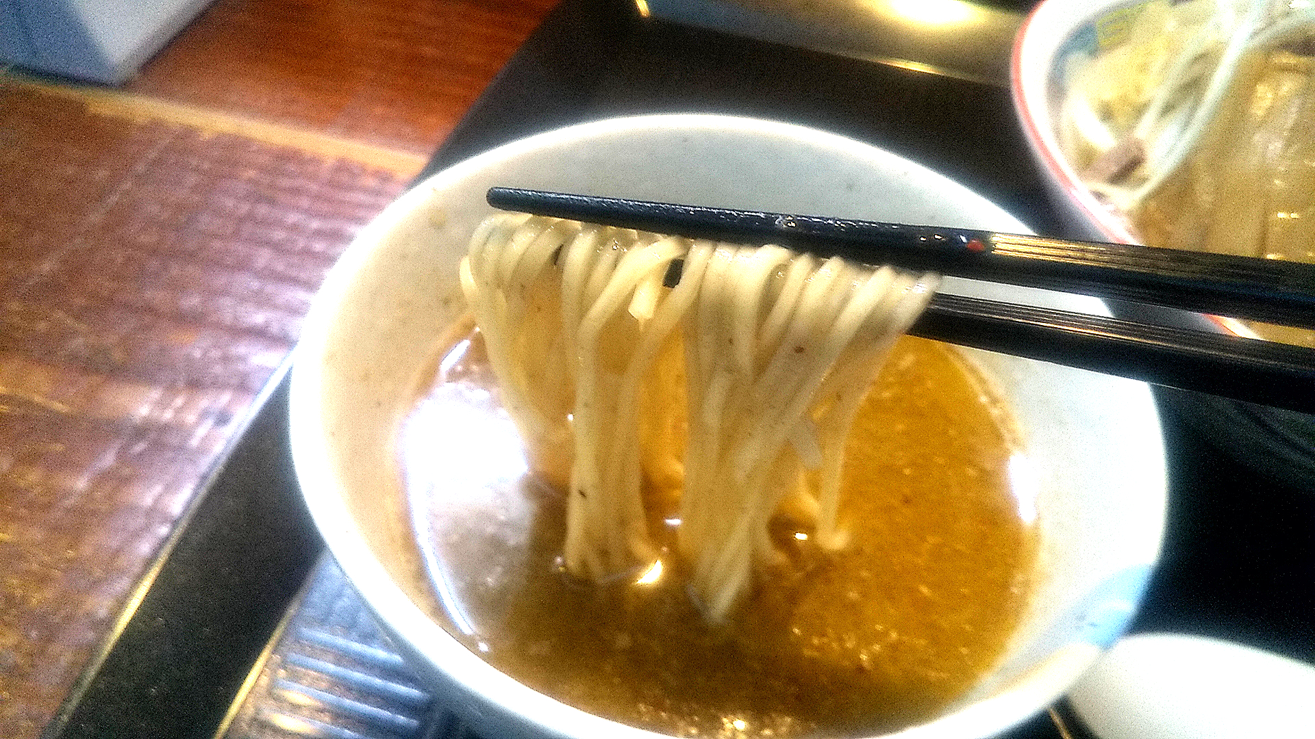 煮干鰮らーめん圓たま館店の鶏白湯煮干しつけ麺の麺リフト写真