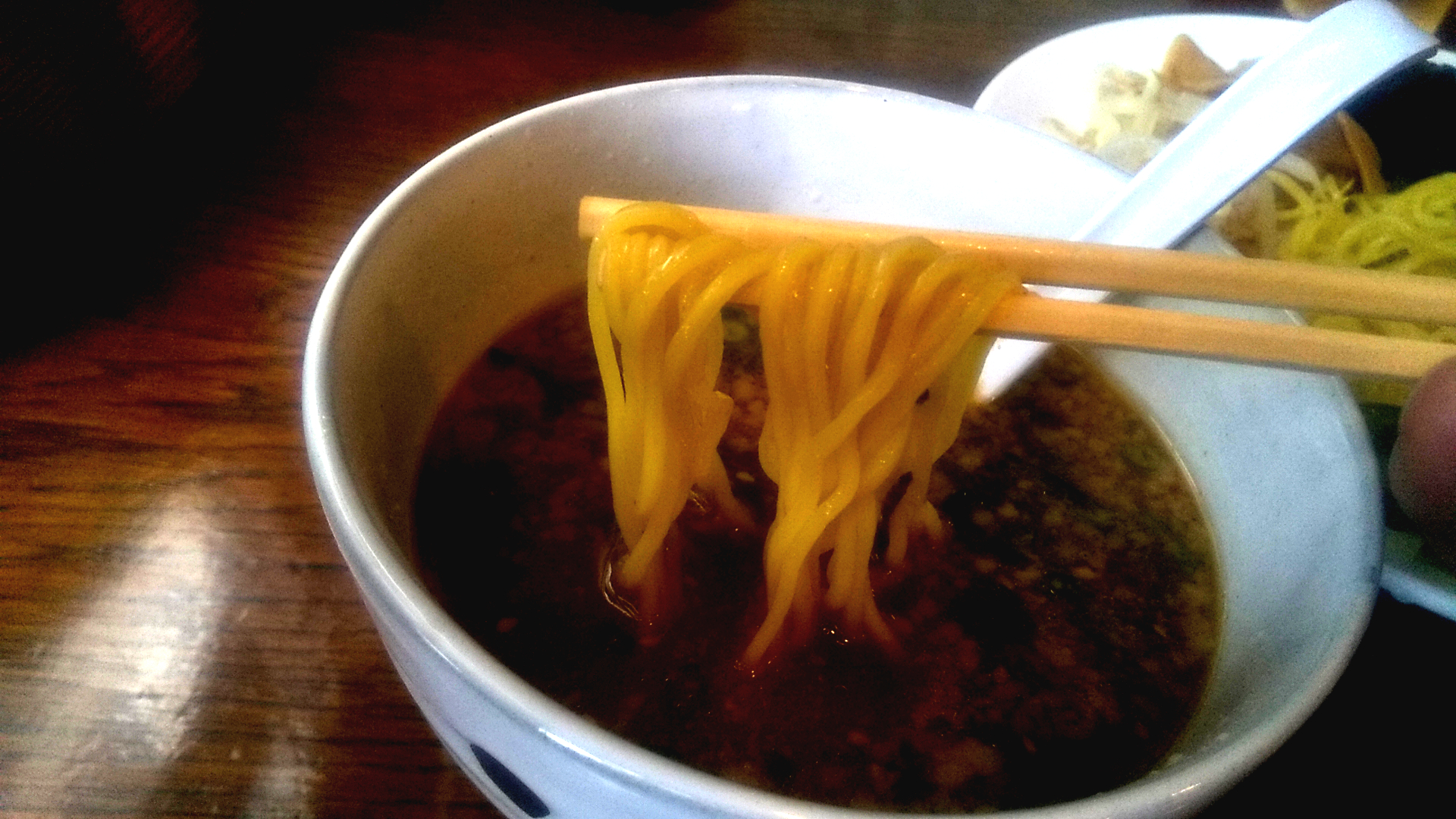 麺僧の醤油つけ麺の麺リフト写真
