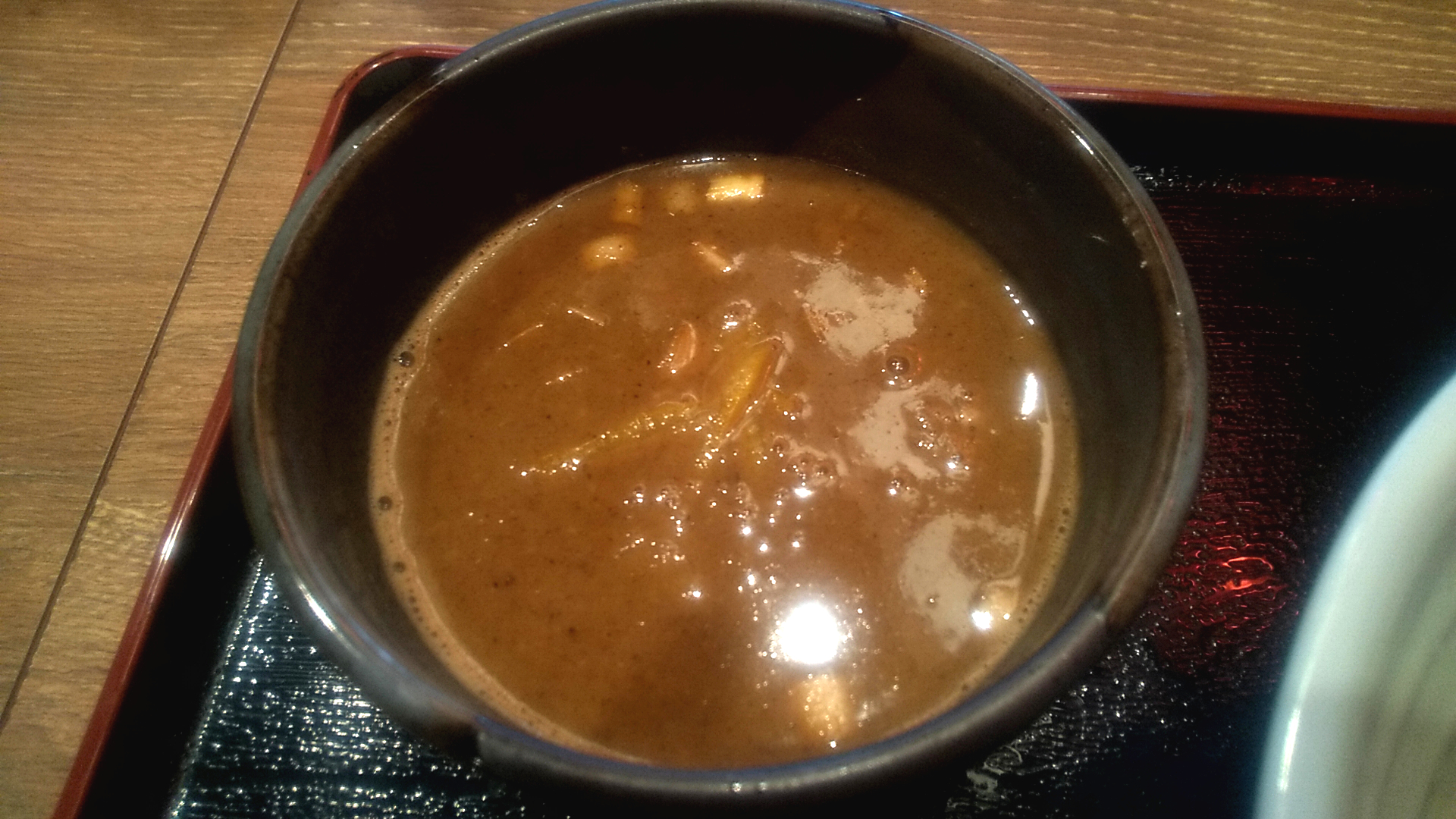 麺処景虎秋葉原店の特製濃厚とんこつ魚介つけ麺のつけ汁の写真