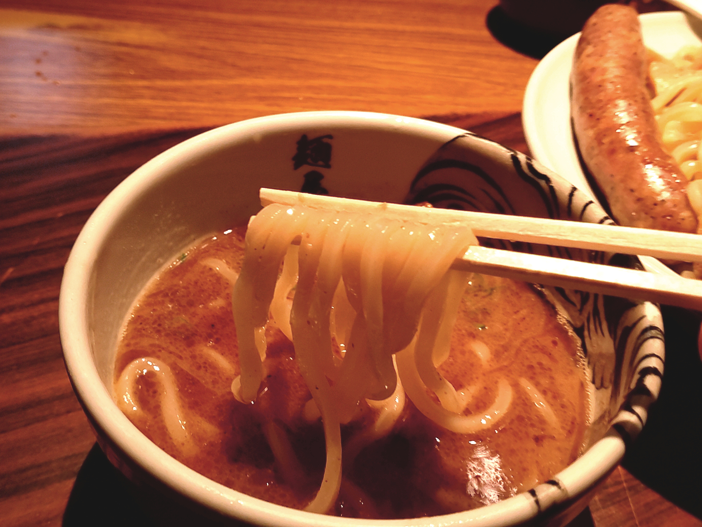 麺屋武蔵虎洞の肉盛り虎洞つけ麺の麺リフト写真