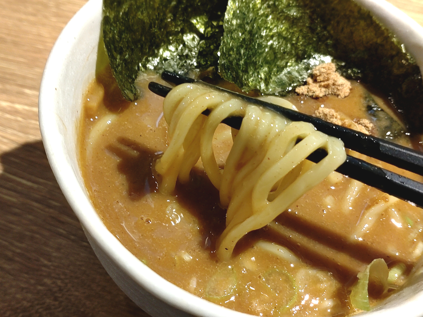 東京ラーメン横丁の風雲児の特製つけ麺の麺リフト写真