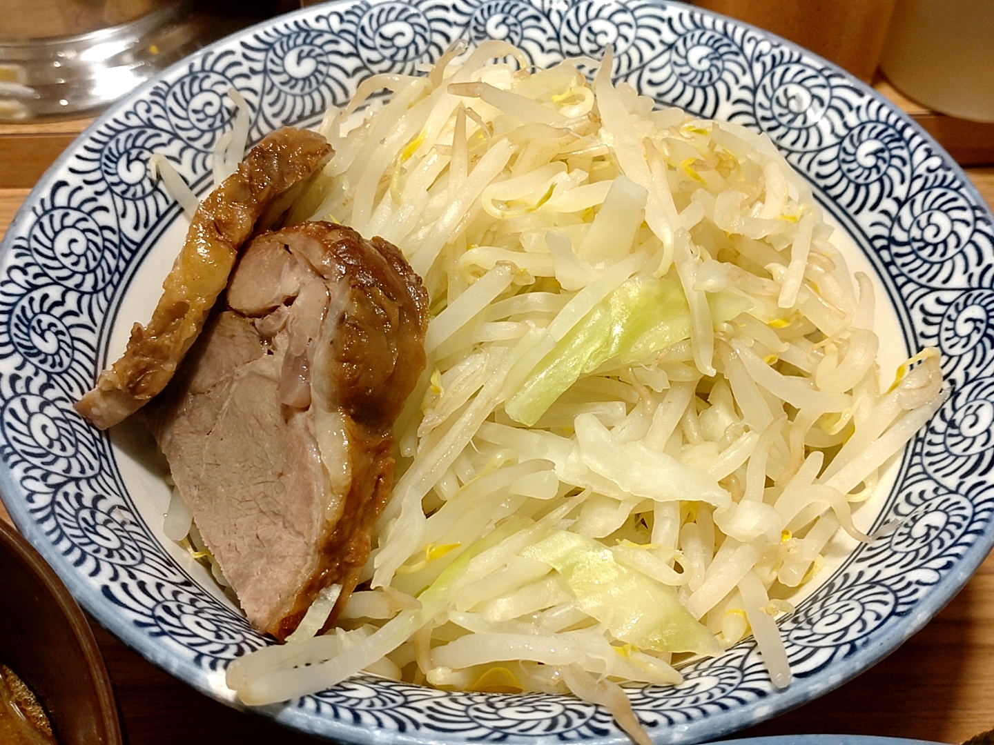 ラーメン田田八王子店のつけ麺の野菜トッピングの写真