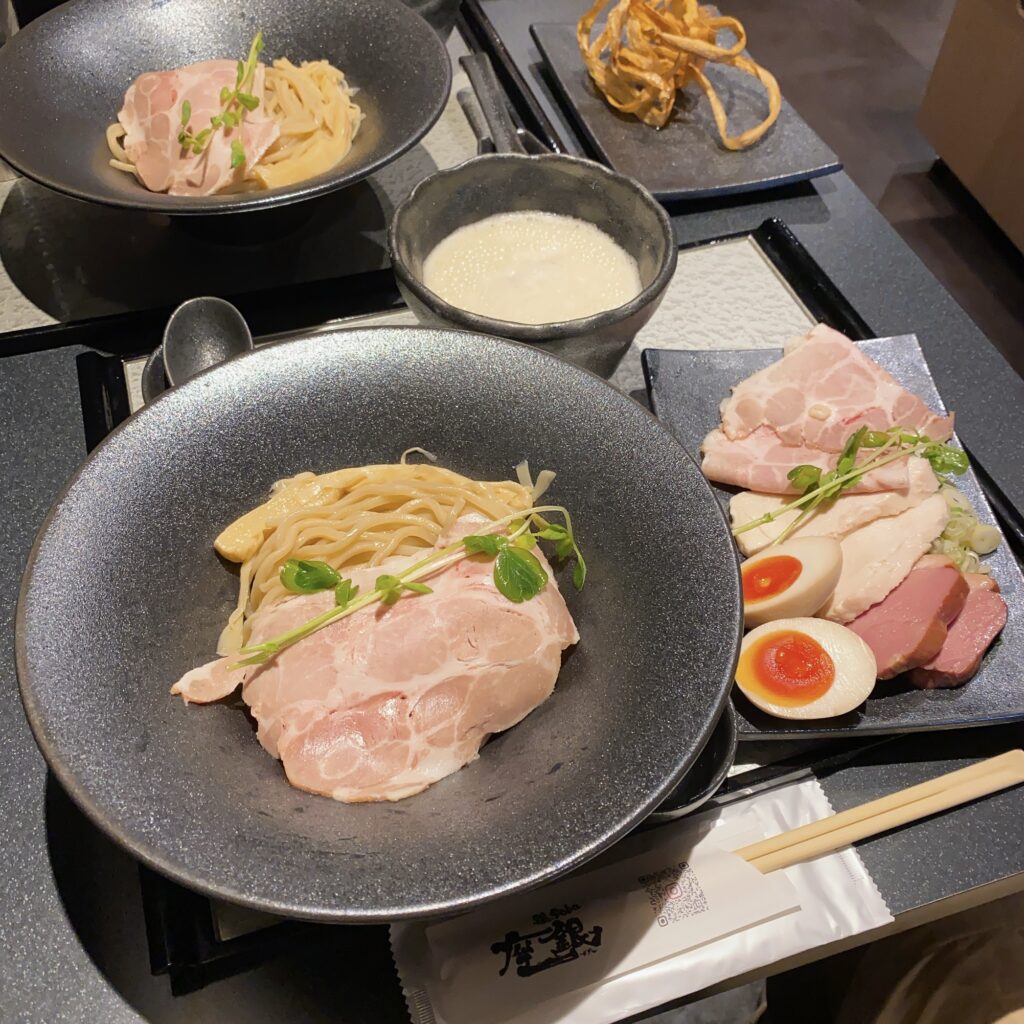 鶏soba座銀 神楽坂店の外観のつけ麺