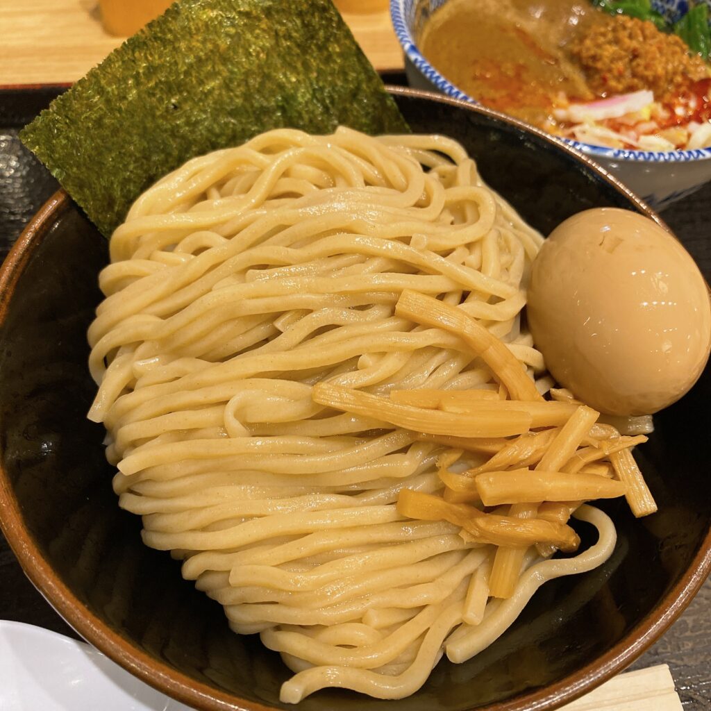 舎鈴 東京サンケイビル店の麺