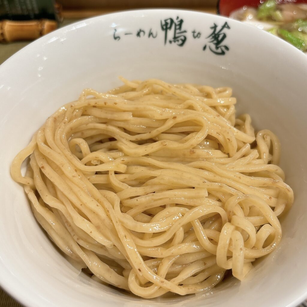 らーめん 鴨to葱新宿店の麺