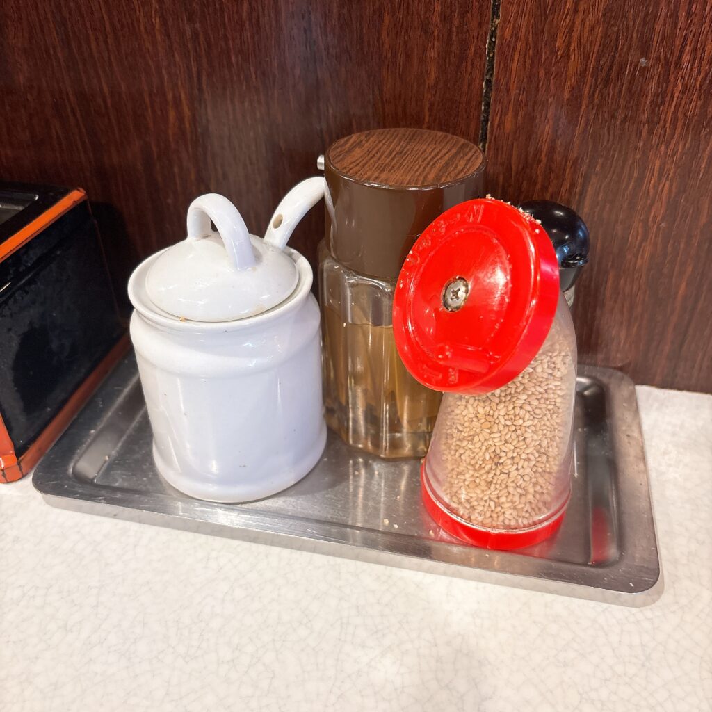 麺処 まるよし商店の卓上