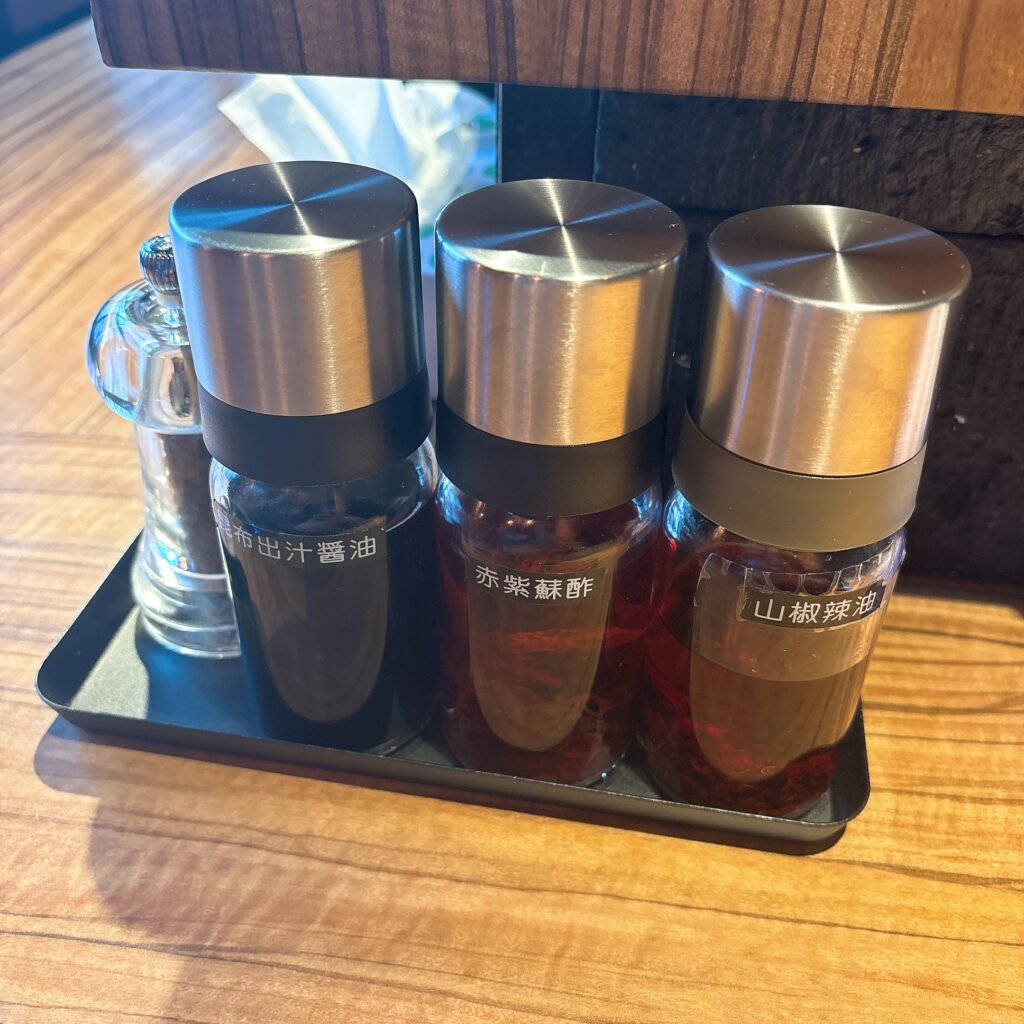 中華そば 鷸の卓上
