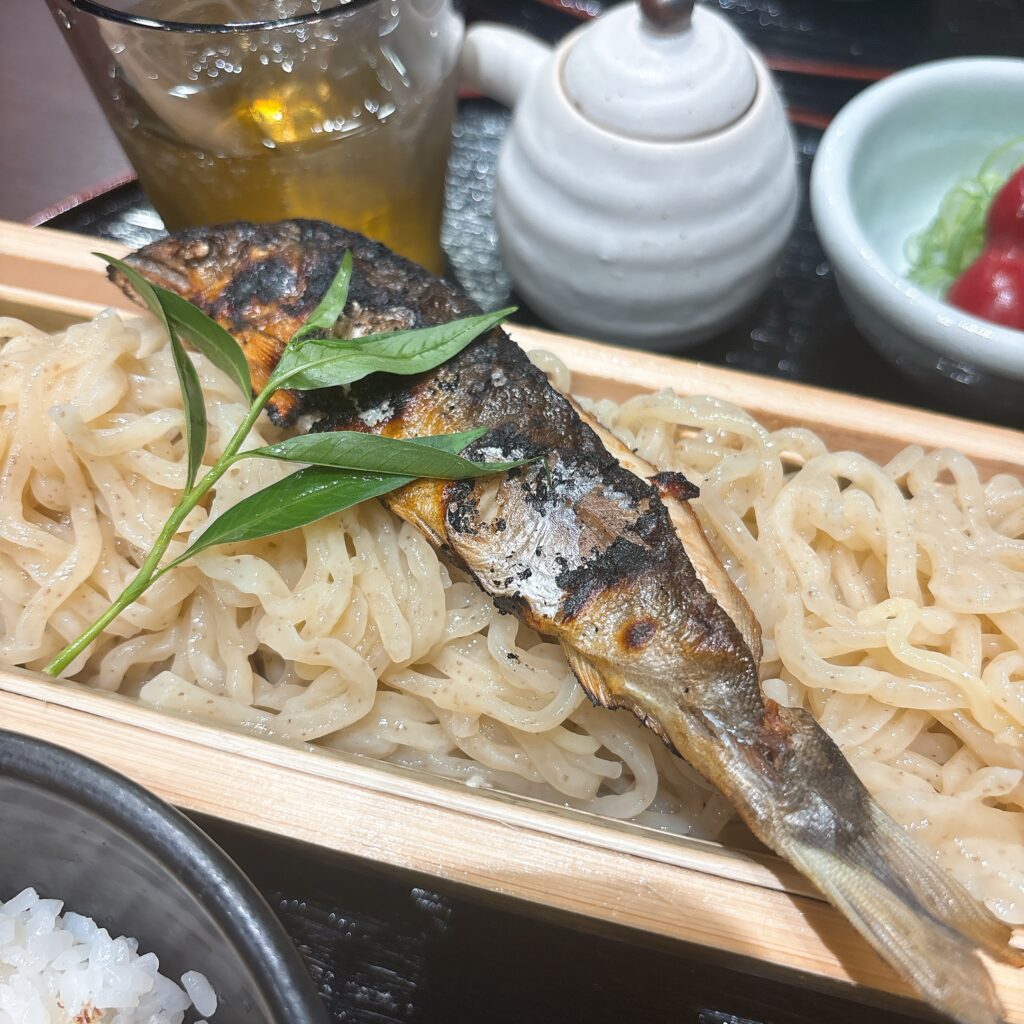 炭火焼き あゆラーメン GOTTAKUの麺